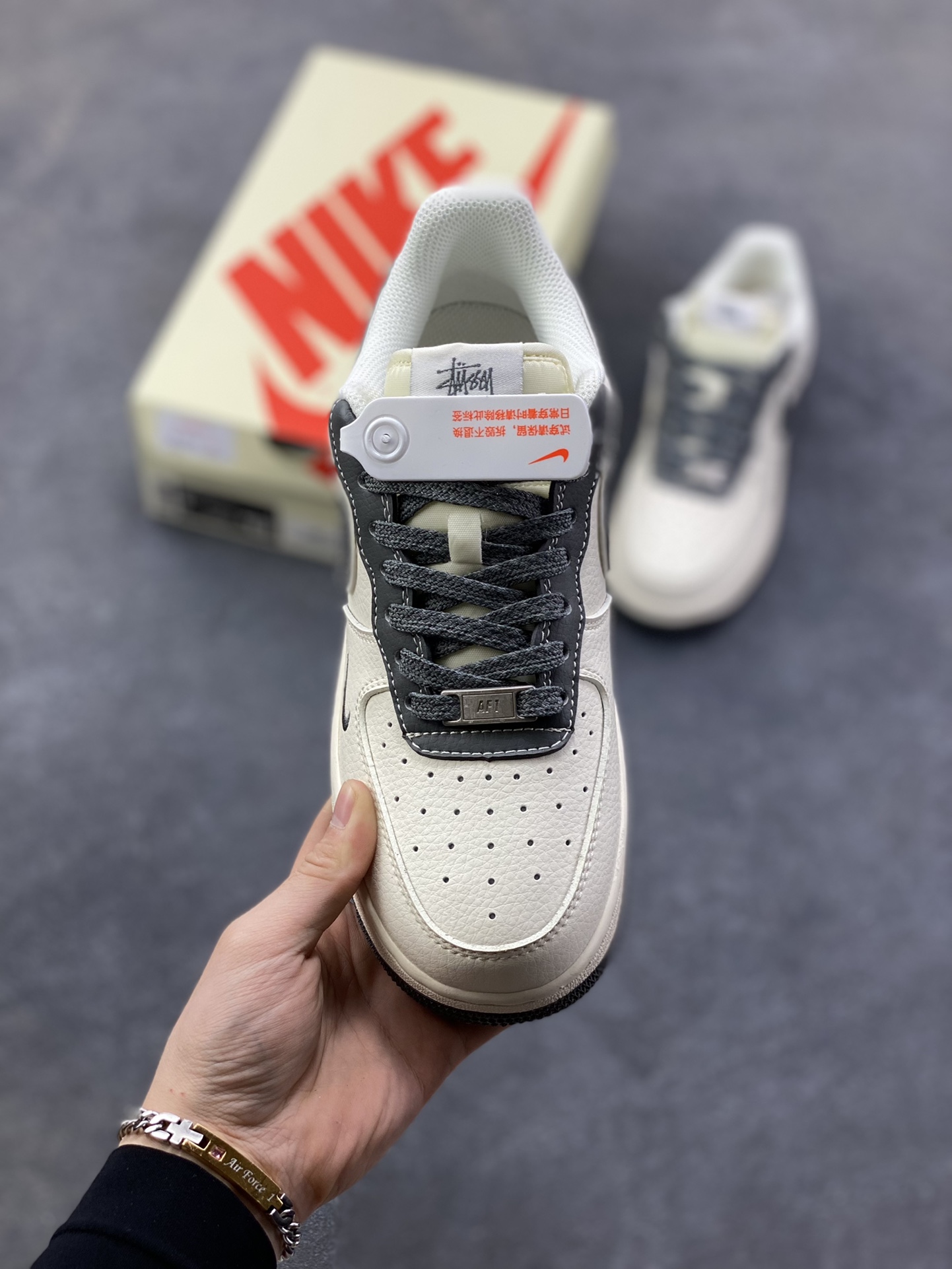 图片[2]-NIke Air Force 1 ‘07 Low “斯图西联名—米灰云母”空军一号 低帮 运动鞋 休闲鞋 折边针车 工艺难度大 原楦头原纸板 原装鞋盒 定制五金配件 内置全掌气垫 原厂鞋底 货号：XZ6188-226 尺码：36 36.5 37.5 38 38.5 39 40 40.5 41 42 42.5 43 44 44.5 45-选品中心