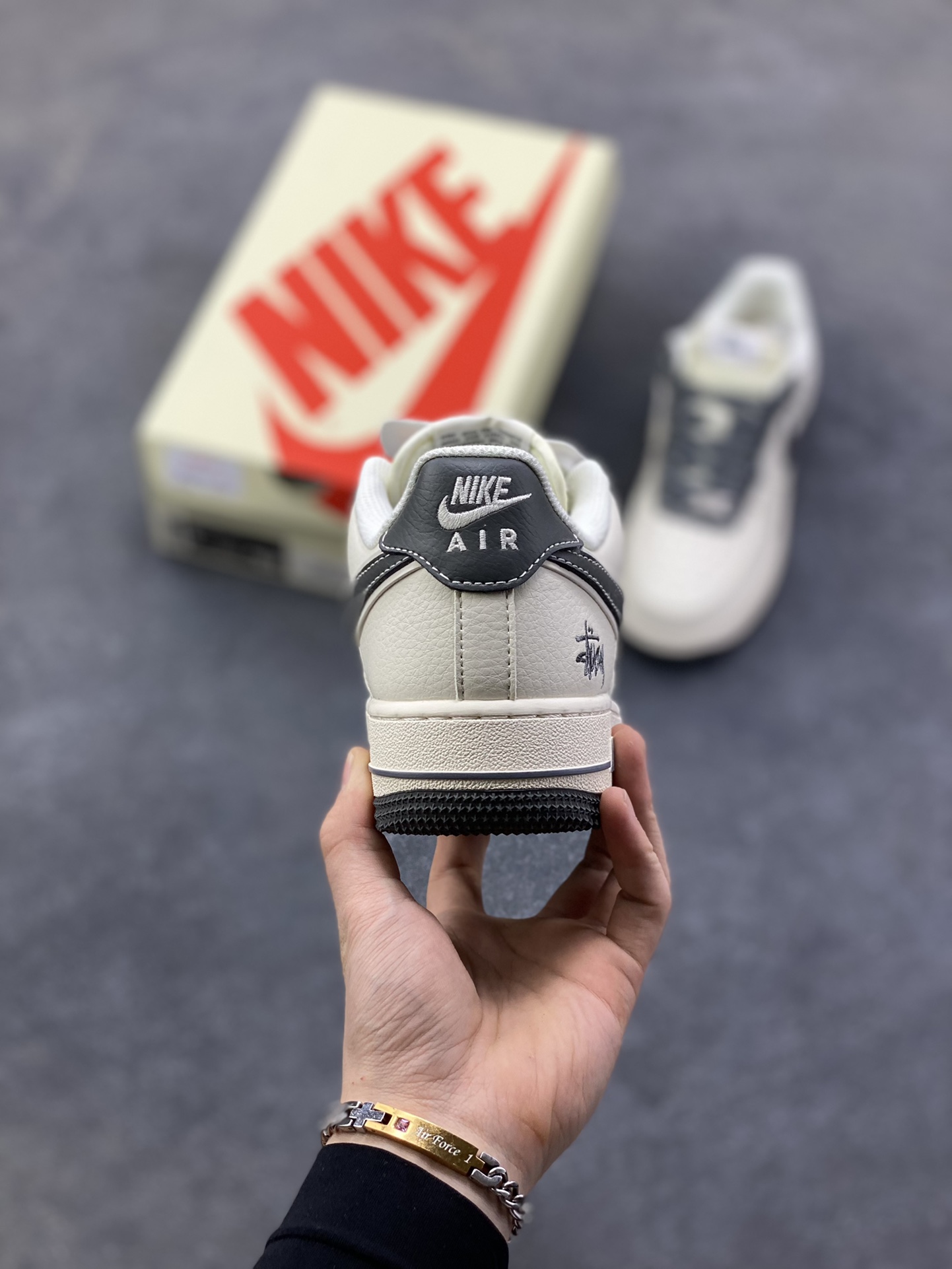 图片[4]-NIke Air Force 1 ‘07 Low “斯图西联名—米灰云母”空军一号 低帮 运动鞋 休闲鞋 折边针车 工艺难度大 原楦头原纸板 原装鞋盒 定制五金配件 内置全掌气垫 原厂鞋底 货号：XZ6188-226 尺码：36 36.5 37.5 38 38.5 39 40 40.5 41 42 42.5 43 44 44.5 45-选品中心