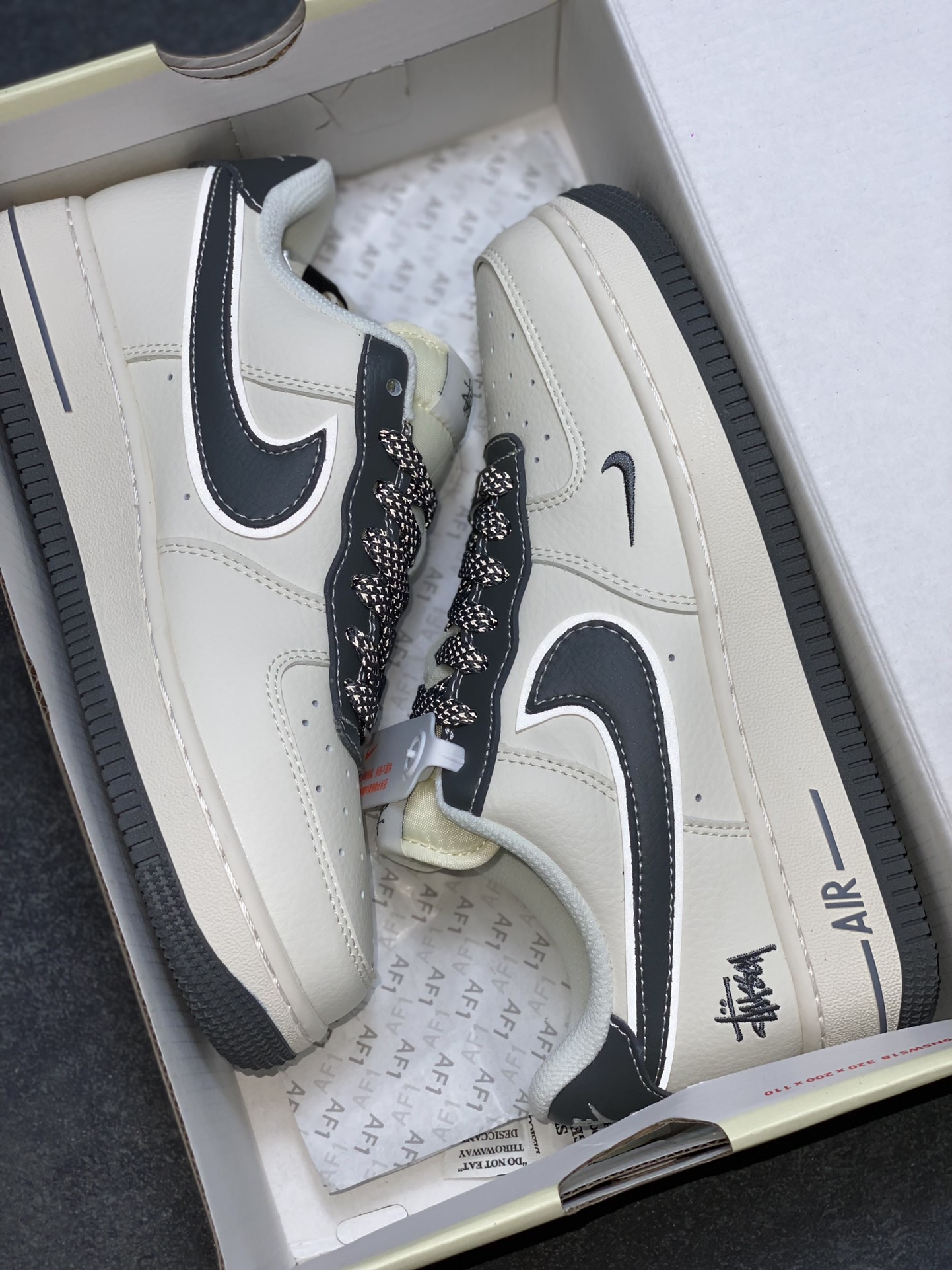 图片[9]-NIke Air Force 1 ‘07 Low “斯图西联名—米灰云母”空军一号 低帮 运动鞋 休闲鞋 折边针车 工艺难度大 原楦头原纸板 原装鞋盒 定制五金配件 内置全掌气垫 原厂鞋底 货号：XZ6188-226 尺码：36 36.5 37.5 38 38.5 39 40 40.5 41 42 42.5 43 44 44.5 45-选品中心