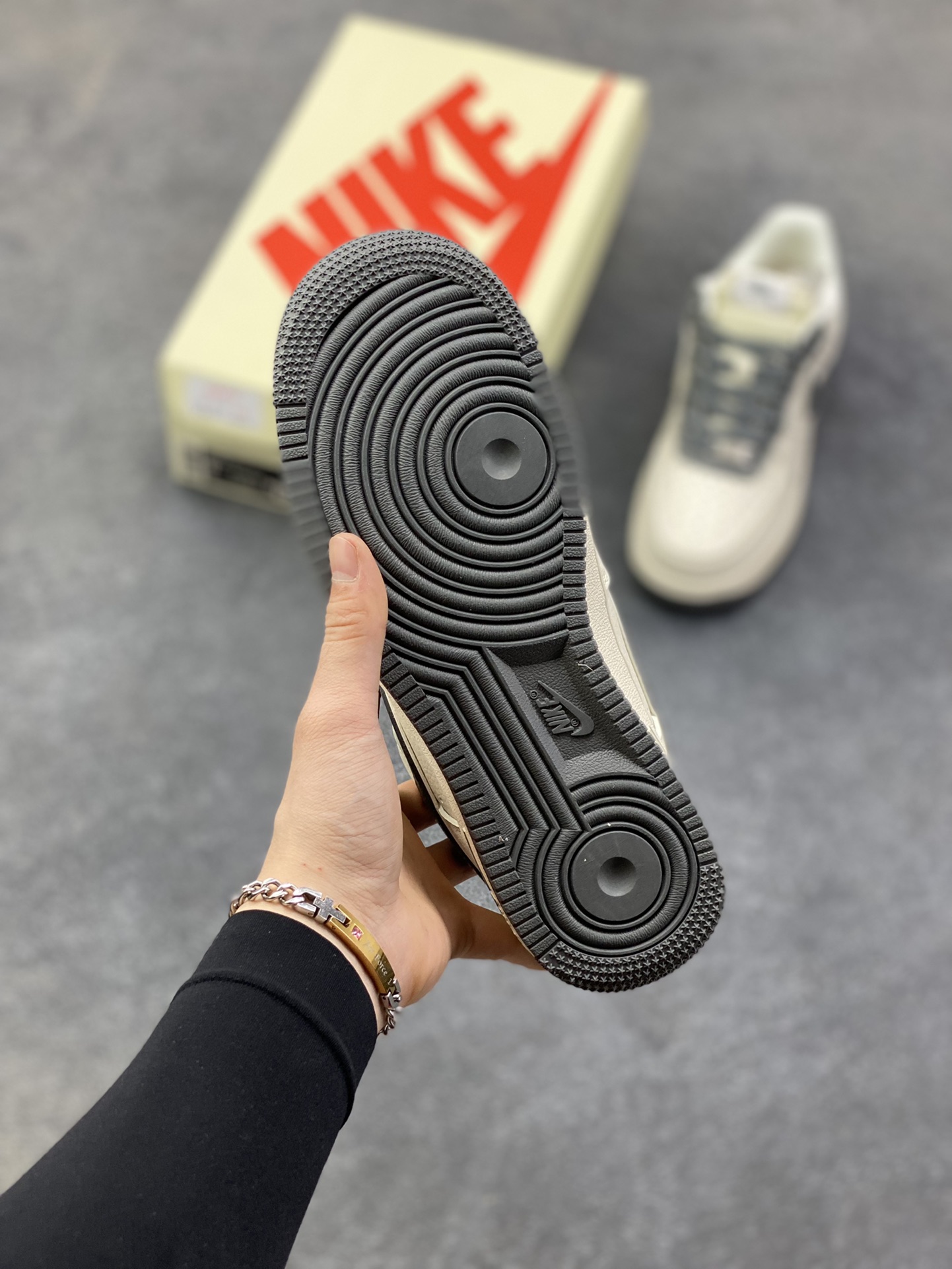 图片[5]-NIke Air Force 1 ‘07 Low “斯图西联名—米灰云母”空军一号 低帮 运动鞋 休闲鞋 折边针车 工艺难度大 原楦头原纸板 原装鞋盒 定制五金配件 内置全掌气垫 原厂鞋底 货号：XZ6188-226 尺码：36 36.5 37.5 38 38.5 39 40 40.5 41 42 42.5 43 44 44.5 45-选品中心