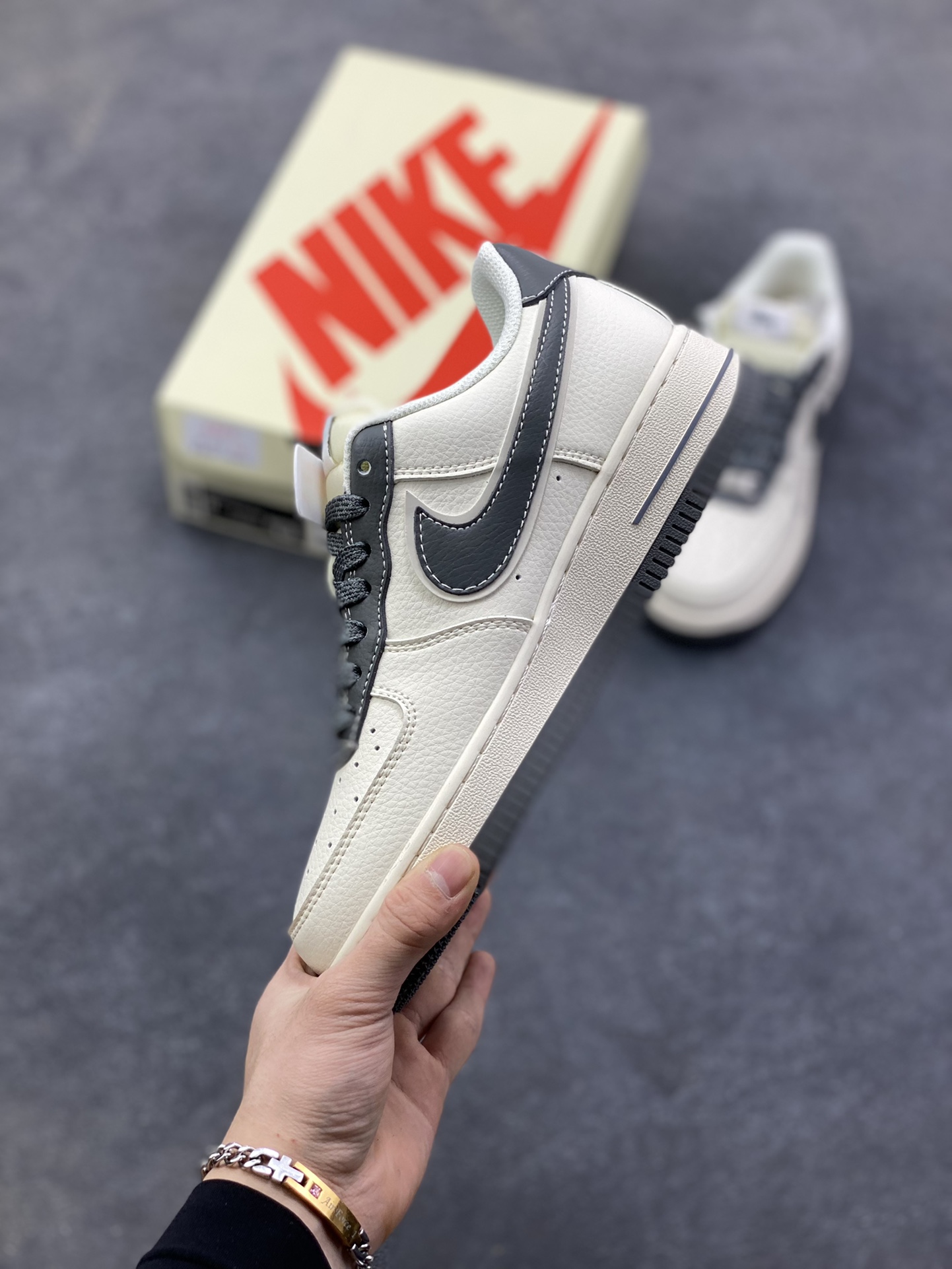 图片[3]-NIke Air Force 1 ‘07 Low “斯图西联名—米灰云母”空军一号 低帮 运动鞋 休闲鞋 折边针车 工艺难度大 原楦头原纸板 原装鞋盒 定制五金配件 内置全掌气垫 原厂鞋底 货号：XZ6188-226 尺码：36 36.5 37.5 38 38.5 39 40 40.5 41 42 42.5 43 44 44.5 45-选品中心