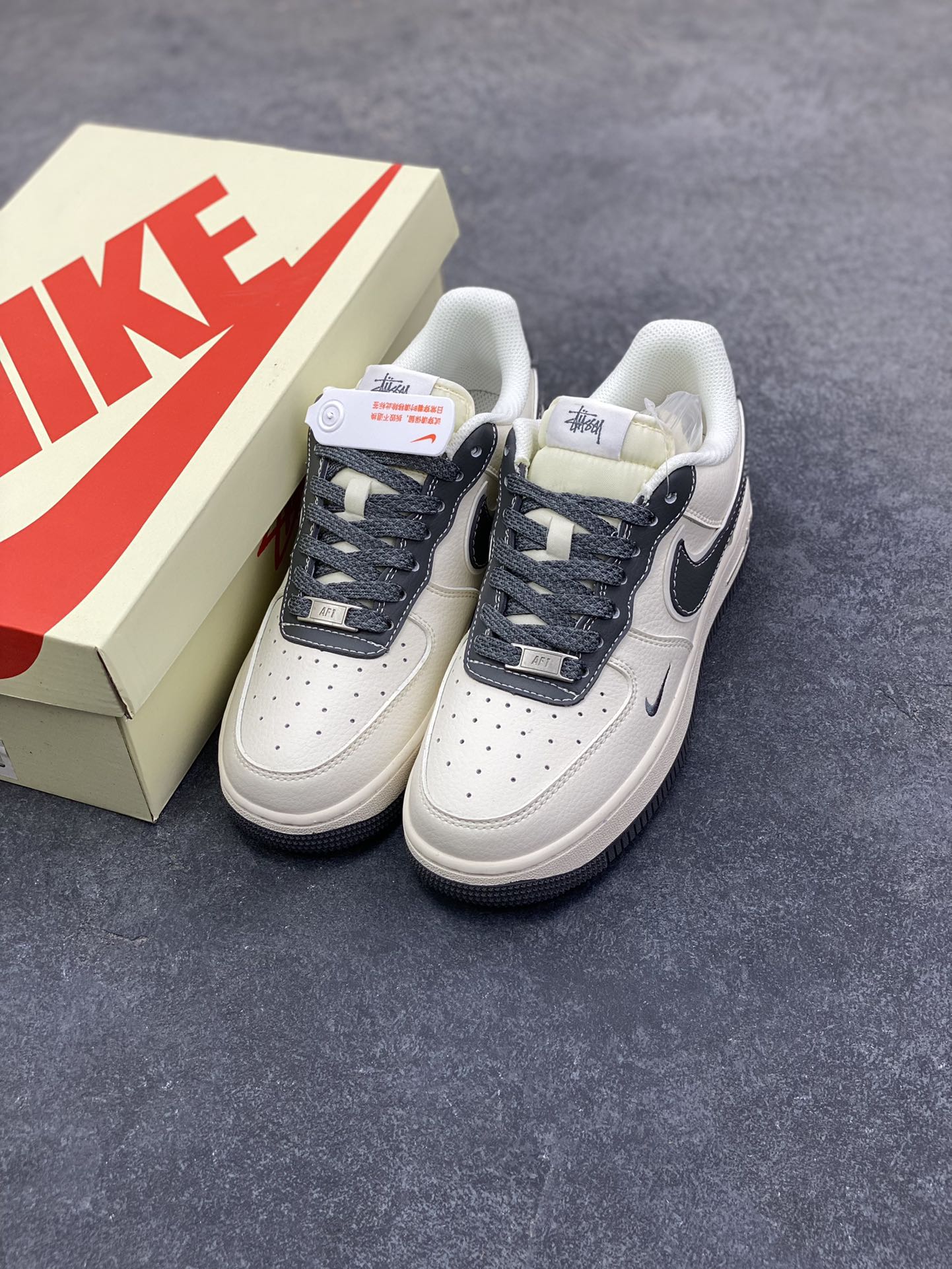 图片[8]-NIke Air Force 1 ‘07 Low “斯图西联名—米灰云母”空军一号 低帮 运动鞋 休闲鞋 折边针车 工艺难度大 原楦头原纸板 原装鞋盒 定制五金配件 内置全掌气垫 原厂鞋底 货号：XZ6188-226 尺码：36 36.5 37.5 38 38.5 39 40 40.5 41 42 42.5 43 44 44.5 45-选品中心