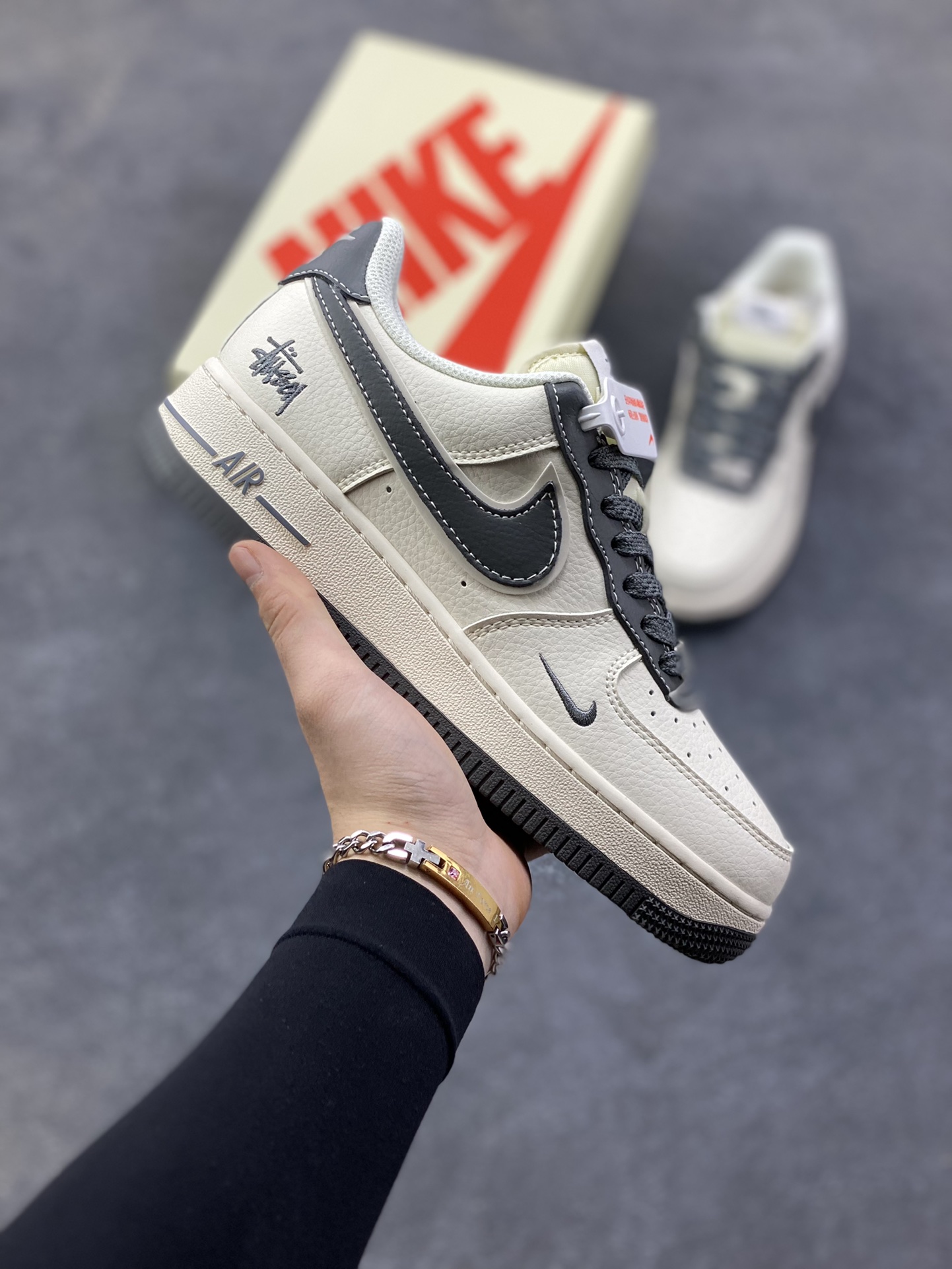 NIke Air Force 1 ‘07 Low “斯图西联名—米灰云母”空军一号 低帮 运动鞋 休闲鞋 折边针车 工艺难度大 原楦头原纸板 原装鞋盒 定制五金配件 内置全掌气垫 原厂鞋底 货号：XZ6188-226 尺码：36 36.5 37.5 38 38.5 39 40 40.5 41 42 42.5 43 44 44.5 45-选品中心