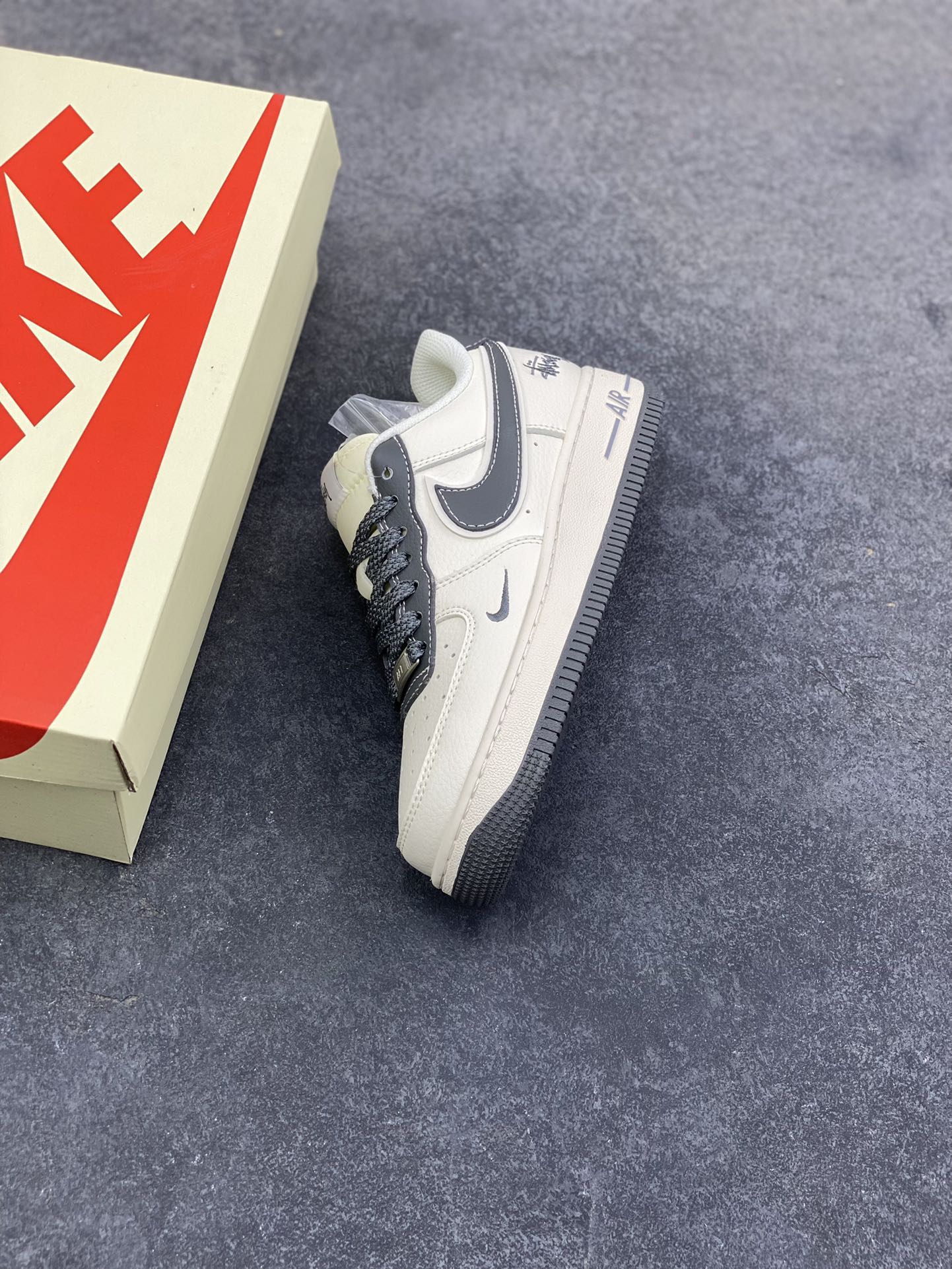 图片[7]-NIke Air Force 1 ‘07 Low “斯图西联名—米灰云母”空军一号 低帮 运动鞋 休闲鞋 折边针车 工艺难度大 原楦头原纸板 原装鞋盒 定制五金配件 内置全掌气垫 原厂鞋底 货号：XZ6188-226 尺码：36 36.5 37.5 38 38.5 39 40 40.5 41 42 42.5 43 44 44.5 45-选品中心