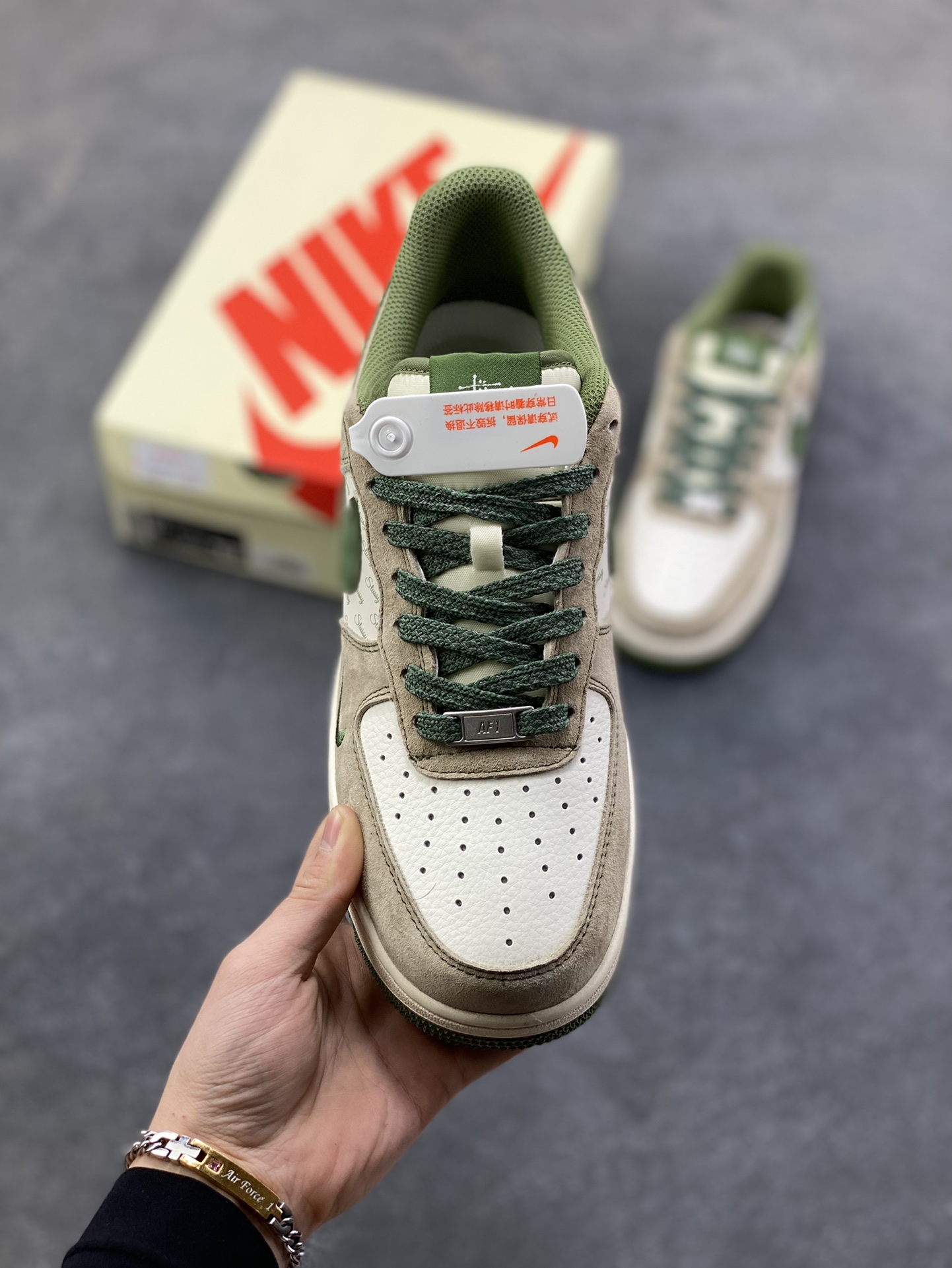 图片[2]-NIke Air Force 1 ‘07 Low “斯图西联名—绿浅棕”空军一号 低帮 运动鞋 休闲鞋 折边针车 工艺难度大 原楦头原纸板 原装鞋盒 定制五金配件 内置全掌气垫 原厂鞋底 货号：XZ6188-666 尺码：36 36.5 37.5 38 38.5 39 40 40.5 41 42 42.5 43 44 44.5 45-选品中心