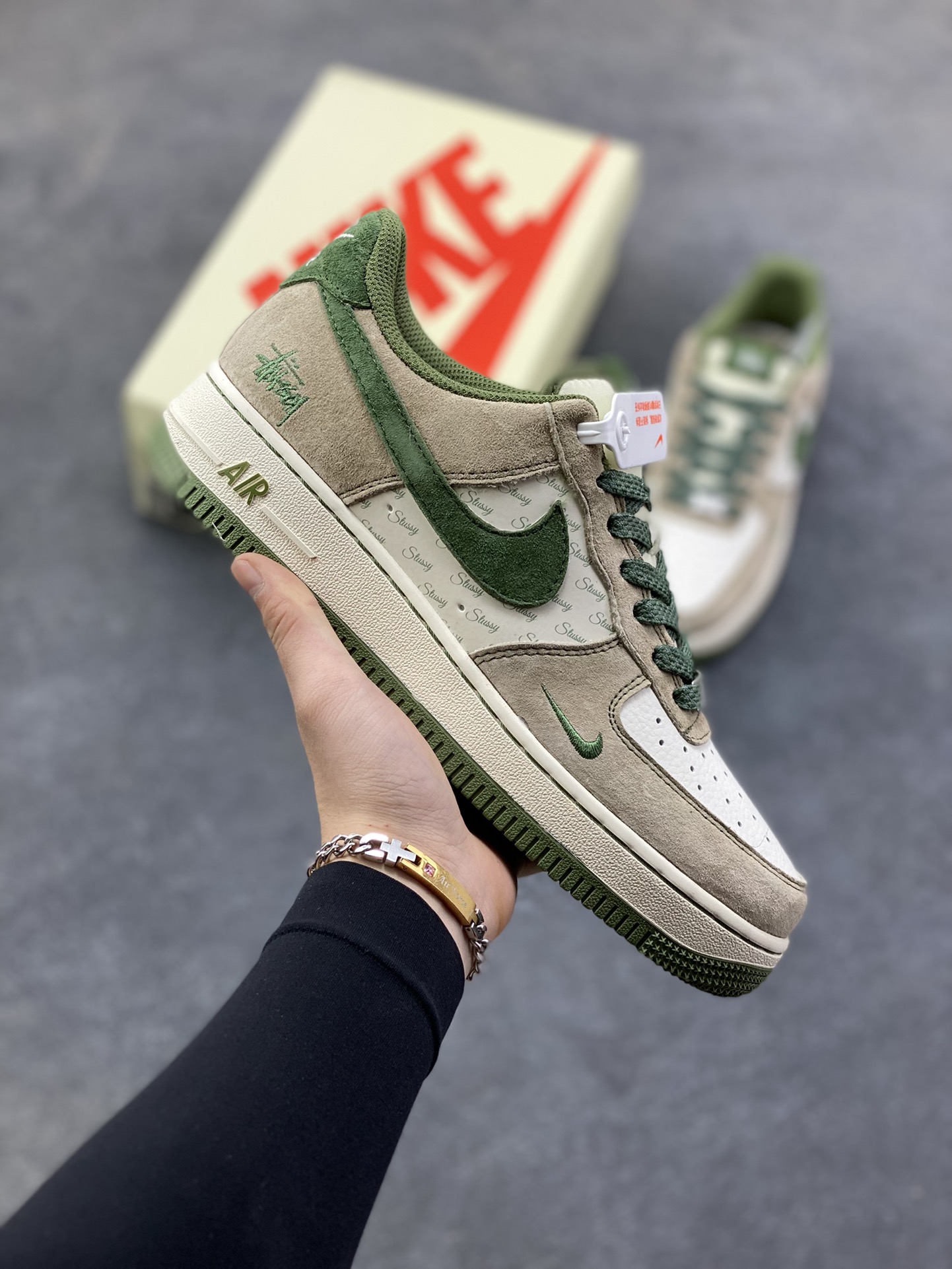 NIke Air Force 1 ‘07 Low “斯图西联名—绿浅棕”空军一号 低帮 运动鞋 休闲鞋 折边针车 工艺难度大 原楦头原纸板 原装鞋盒 定制五金配件 内置全掌气垫 原厂鞋底 货号：XZ6188-666 尺码：36 36.5 37.5 38 38.5 39 40 40.5 41 42 42.5 43 44 44.5 45-选品中心