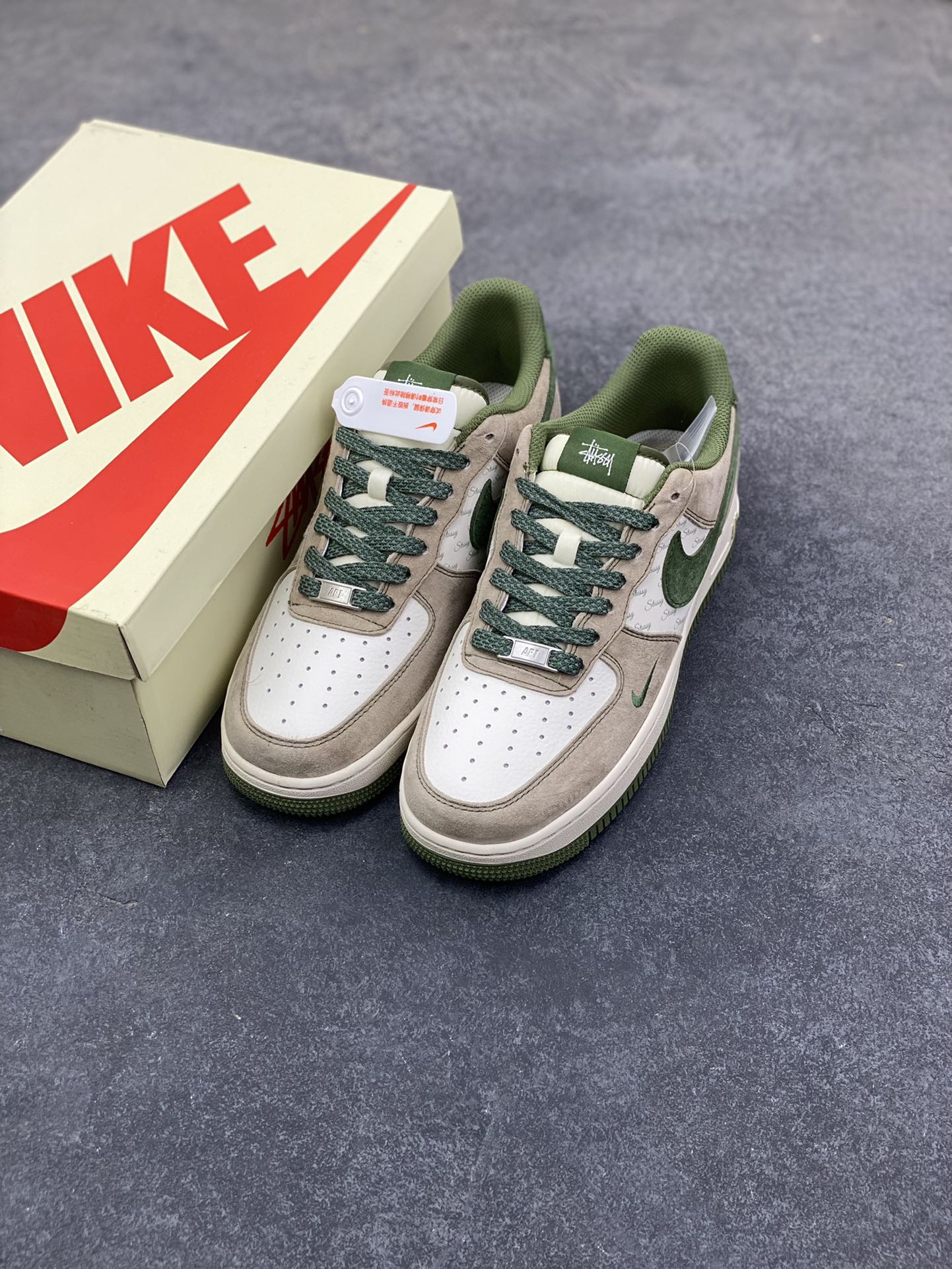图片[8]-NIke Air Force 1 ‘07 Low “斯图西联名—绿浅棕”空军一号 低帮 运动鞋 休闲鞋 折边针车 工艺难度大 原楦头原纸板 原装鞋盒 定制五金配件 内置全掌气垫 原厂鞋底 货号：XZ6188-666 尺码：36 36.5 37.5 38 38.5 39 40 40.5 41 42 42.5 43 44 44.5 45-选品中心