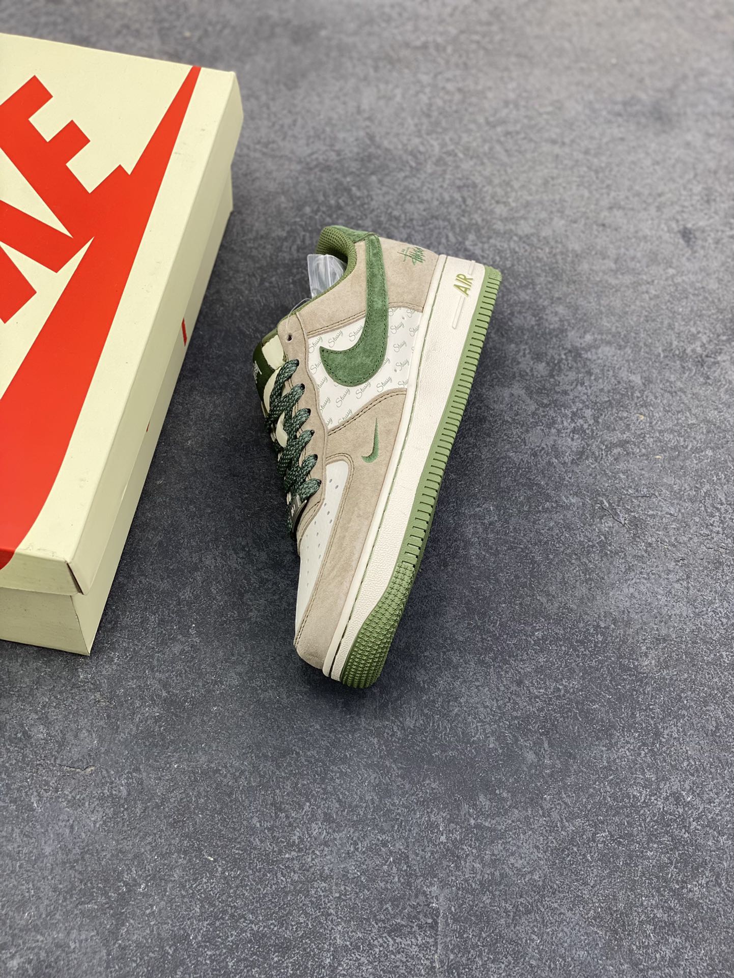 图片[7]-NIke Air Force 1 ‘07 Low “斯图西联名—绿浅棕”空军一号 低帮 运动鞋 休闲鞋 折边针车 工艺难度大 原楦头原纸板 原装鞋盒 定制五金配件 内置全掌气垫 原厂鞋底 货号：XZ6188-666 尺码：36 36.5 37.5 38 38.5 39 40 40.5 41 42 42.5 43 44 44.5 45-选品中心