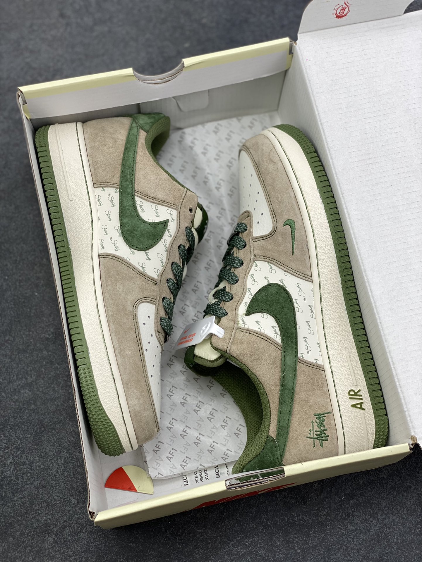 图片[9]-NIke Air Force 1 ‘07 Low “斯图西联名—绿浅棕”空军一号 低帮 运动鞋 休闲鞋 折边针车 工艺难度大 原楦头原纸板 原装鞋盒 定制五金配件 内置全掌气垫 原厂鞋底 货号：XZ6188-666 尺码：36 36.5 37.5 38 38.5 39 40 40.5 41 42 42.5 43 44 44.5 45-选品中心