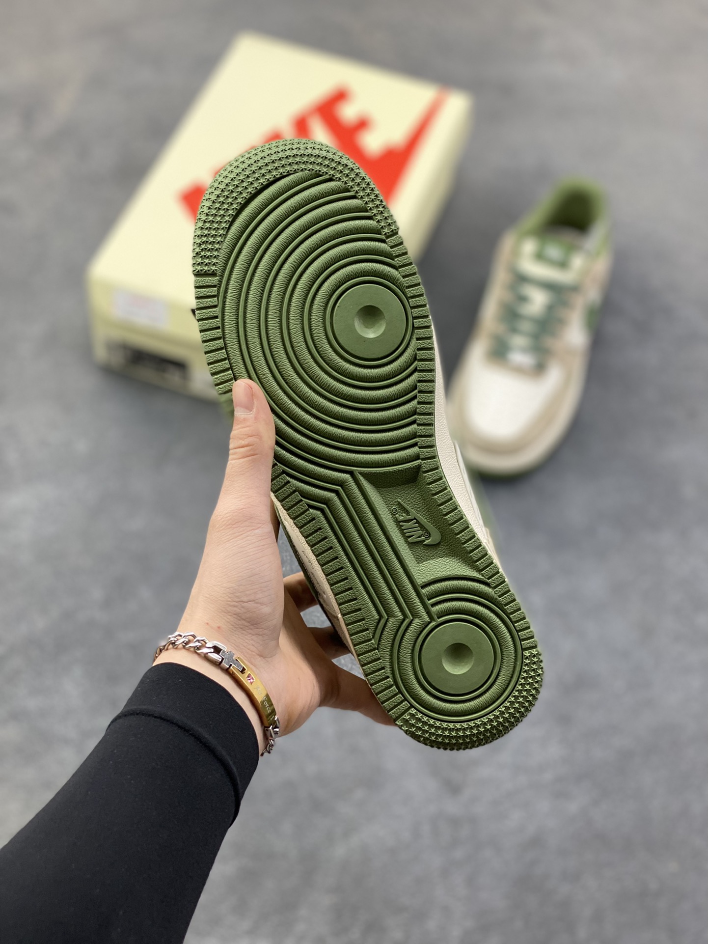 图片[5]-NIke Air Force 1 ‘07 Low “斯图西联名—绿浅棕”空军一号 低帮 运动鞋 休闲鞋 折边针车 工艺难度大 原楦头原纸板 原装鞋盒 定制五金配件 内置全掌气垫 原厂鞋底 货号：XZ6188-666 尺码：36 36.5 37.5 38 38.5 39 40 40.5 41 42 42.5 43 44 44.5 45-选品中心