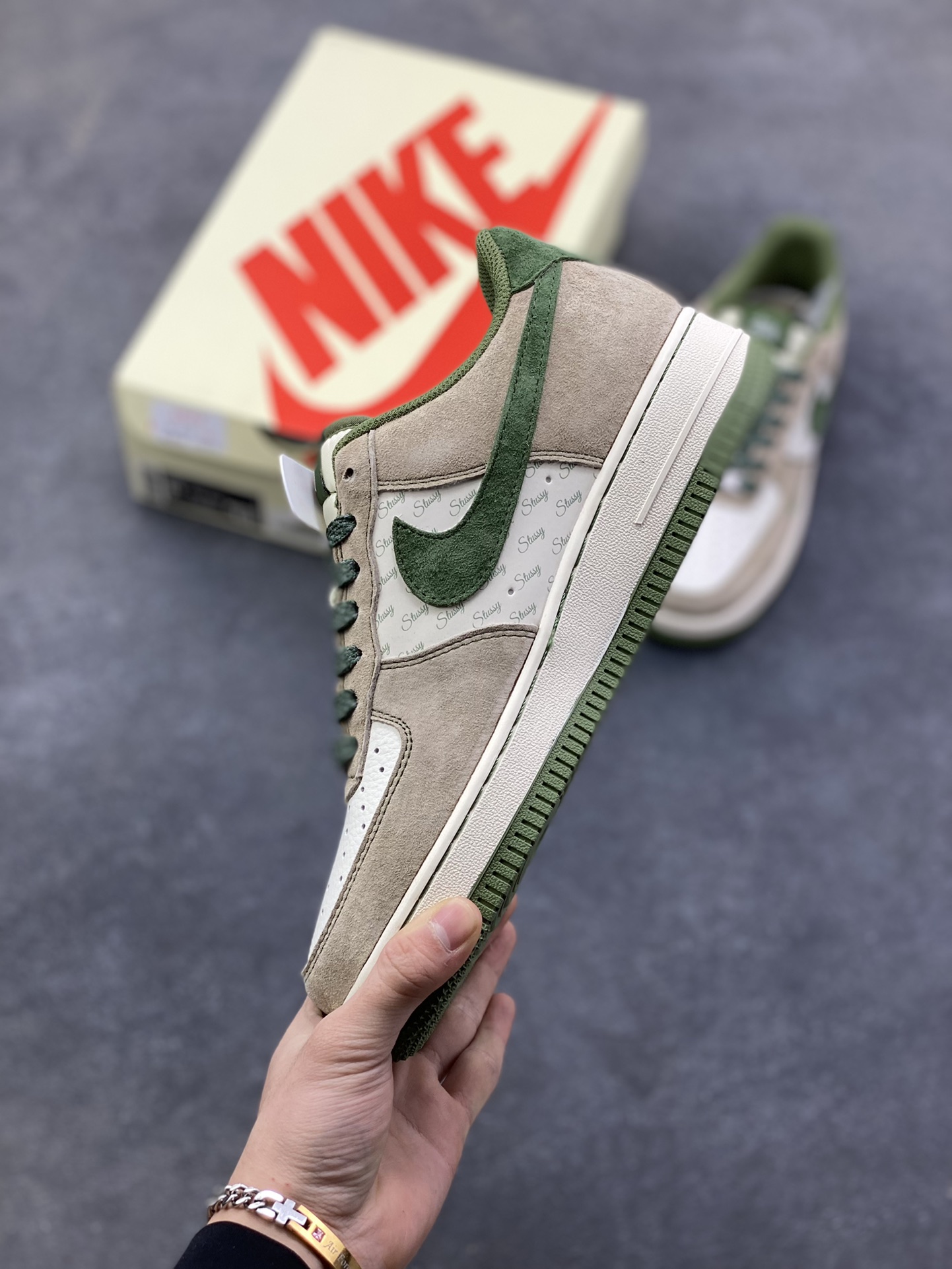 图片[3]-NIke Air Force 1 ‘07 Low “斯图西联名—绿浅棕”空军一号 低帮 运动鞋 休闲鞋 折边针车 工艺难度大 原楦头原纸板 原装鞋盒 定制五金配件 内置全掌气垫 原厂鞋底 货号：XZ6188-666 尺码：36 36.5 37.5 38 38.5 39 40 40.5 41 42 42.5 43 44 44.5 45-选品中心