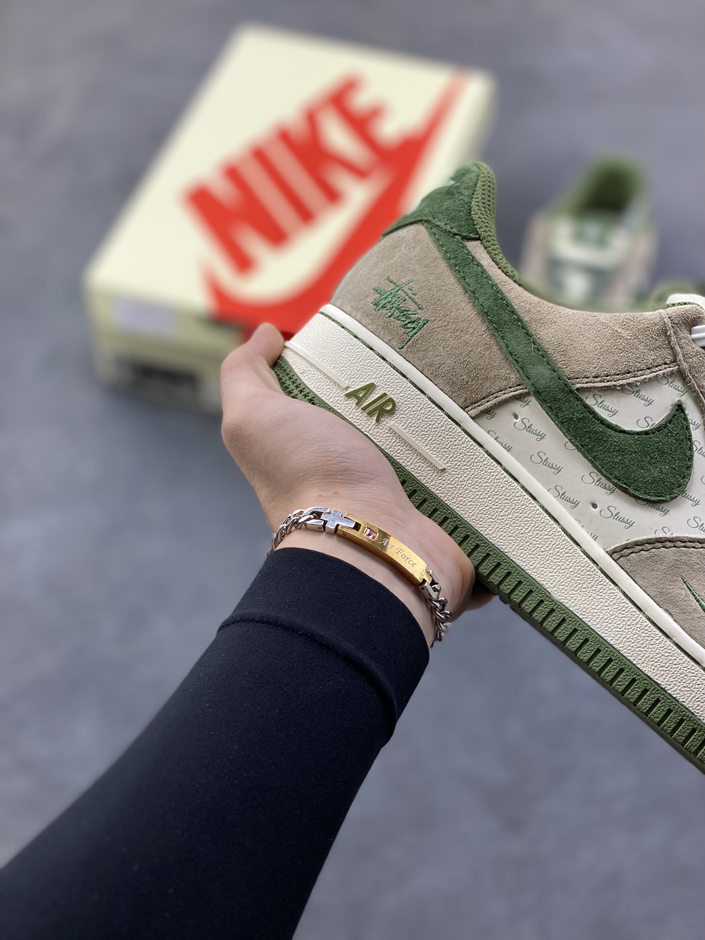 图片[6]-NIke Air Force 1 ‘07 Low “斯图西联名—绿浅棕”空军一号 低帮 运动鞋 休闲鞋 折边针车 工艺难度大 原楦头原纸板 原装鞋盒 定制五金配件 内置全掌气垫 原厂鞋底 货号：XZ6188-666 尺码：36 36.5 37.5 38 38.5 39 40 40.5 41 42 42.5 43 44 44.5 45-选品中心