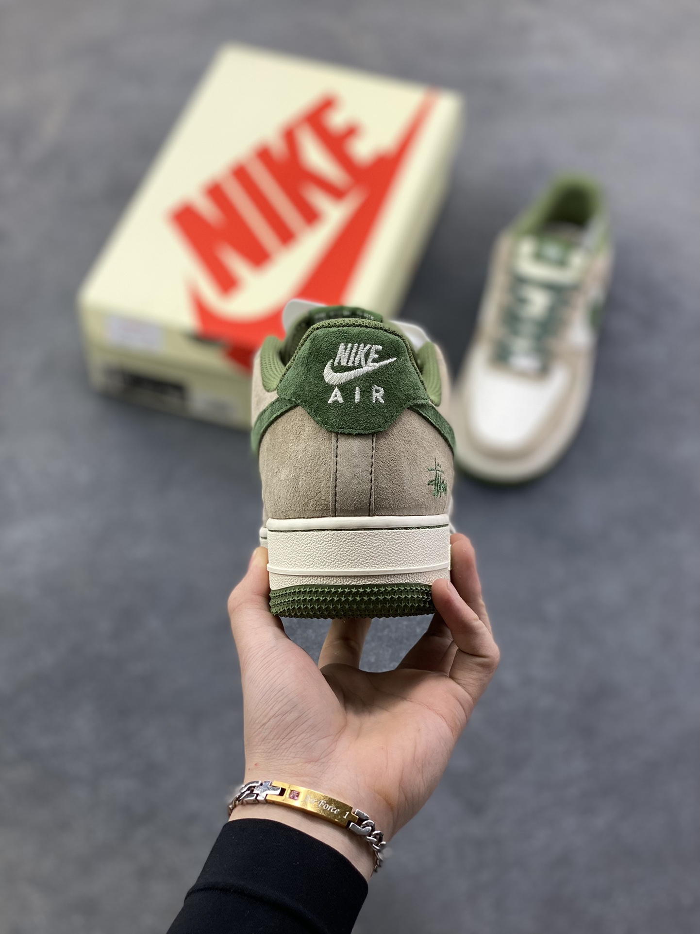 图片[4]-NIke Air Force 1 ‘07 Low “斯图西联名—绿浅棕”空军一号 低帮 运动鞋 休闲鞋 折边针车 工艺难度大 原楦头原纸板 原装鞋盒 定制五金配件 内置全掌气垫 原厂鞋底 货号：XZ6188-666 尺码：36 36.5 37.5 38 38.5 39 40 40.5 41 42 42.5 43 44 44.5 45-选品中心