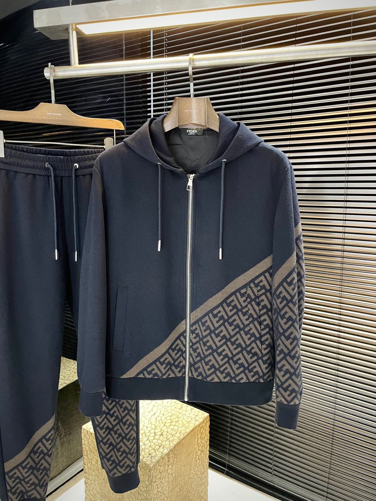 NO:626464,P FEND is highly recommended!  New autumn products are on sale simultaneously on the official website. Simple and elegant jacket. Imported original high-quality modal viscose fabric. The drape and luster are definitely uplifting. The placket design is more youthful and energetic. The workmanship is neat and smooth. All hardware accessories are supplied by customers and have top logo accessories. At first glance, they are high-end fabrics. These fabrics are custom-woven. They are good products from regular large factories. There is nothing picky about them. This kind of jacket is for regular wear and is very practical. Size  48-56,,fendi,fendi,jackets & coats,jackets & coats,alexander wang19860909P  FEND（芬家）重磅推荐！秋季新品 官网同步发售 简约大方夹克 进口原版高品质莫代尔粘纤面料,垂度和光泽绝对是提气,门襟设计 更显青春活力,车工走线整齐平整,所有五金附料都是客供带logo顶级配件 一看就是高档的面料 这种面料都是定织的 正规大厂途径出来的好货,无任何有挑剔的地方 这样的一件外套属于常备常穿的,实用性很强.尺码 48-56,,fendi,fendi,jackets & coats,jackets & coats,alexander wang,Men's clothing