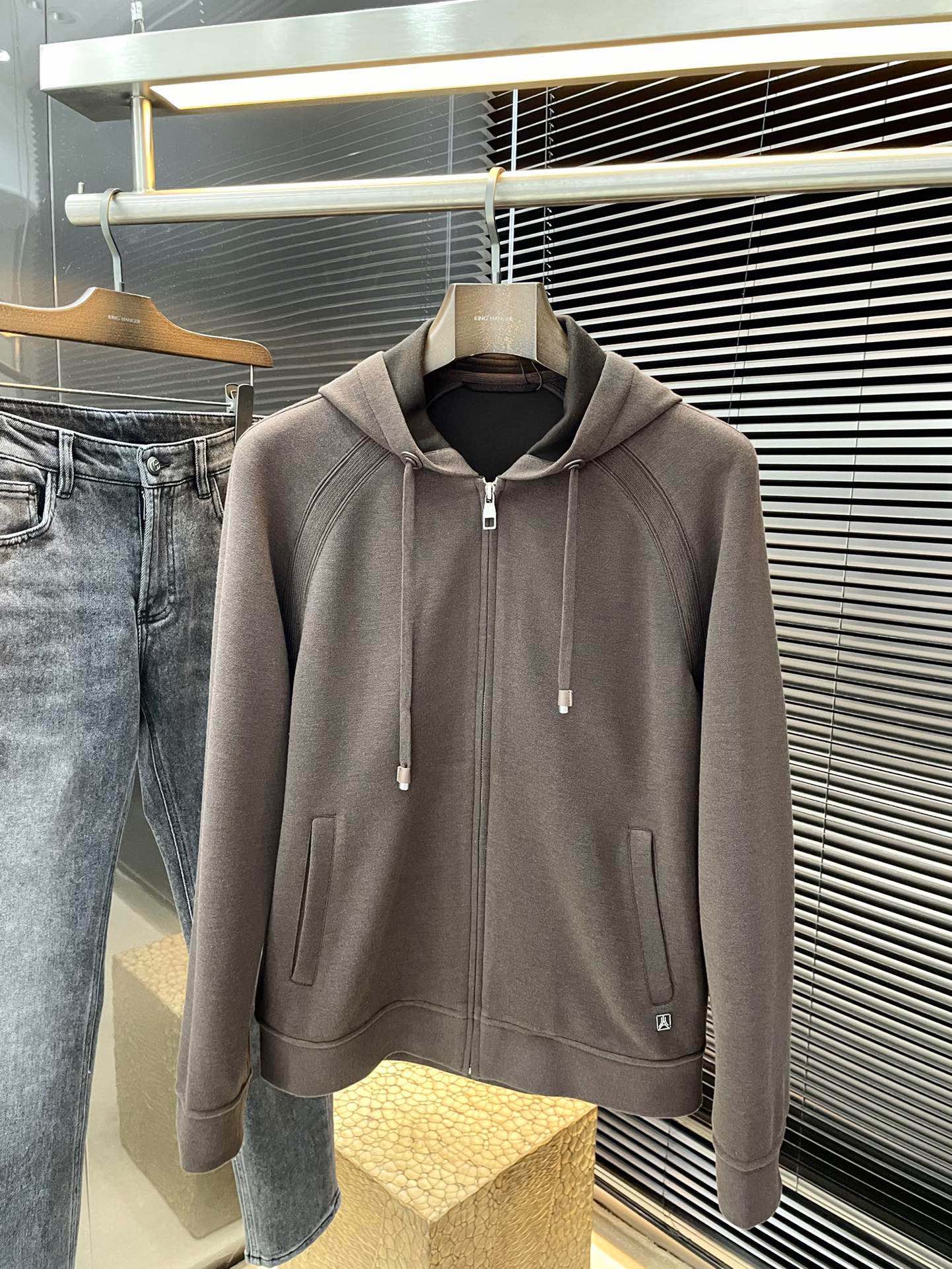 NO:626472,P EmporioArm-(EmporioArm) highly recommended!  New products for autumn and winter. Simple and elegant jacket. Imported original high-quality sheep wool polyester fiber fabric. The sag and luster are definitely uplifting. The printed design makes the style more youthful and energetic. The workmanship is neat and smooth. All the hardware accessories are supplied by customers and have top logo accessories. At first glance, they are high-end fabrics. These fabrics are custom-woven. They are good products from regular large factories. There is nothing picky about them. This kind of jacket is for regular wear and is very practical. Size  M-3XL,,jackets & coats,jackets & coats,alexander wang19860909P  EmporioArm-（阿玛）重磅推荐！秋冬季新品 简约大方夹克 进口原版高品质绵羊毛聚脂纤维面料,垂度和光泽绝对是提气,印l花设计 款式更显青春活力,车工走线整齐平整,所有五金附料都是客供带logo顶级配件 一看就是高档的面料 这种面料都是定织的 正规大厂途径出来的好货,无任何有挑剔的地方 这样的一件外套属于常备常穿的,实用性很强.尺码 M-3XL,,jackets & coats,jackets & coats,alexander wang,Men's clothing