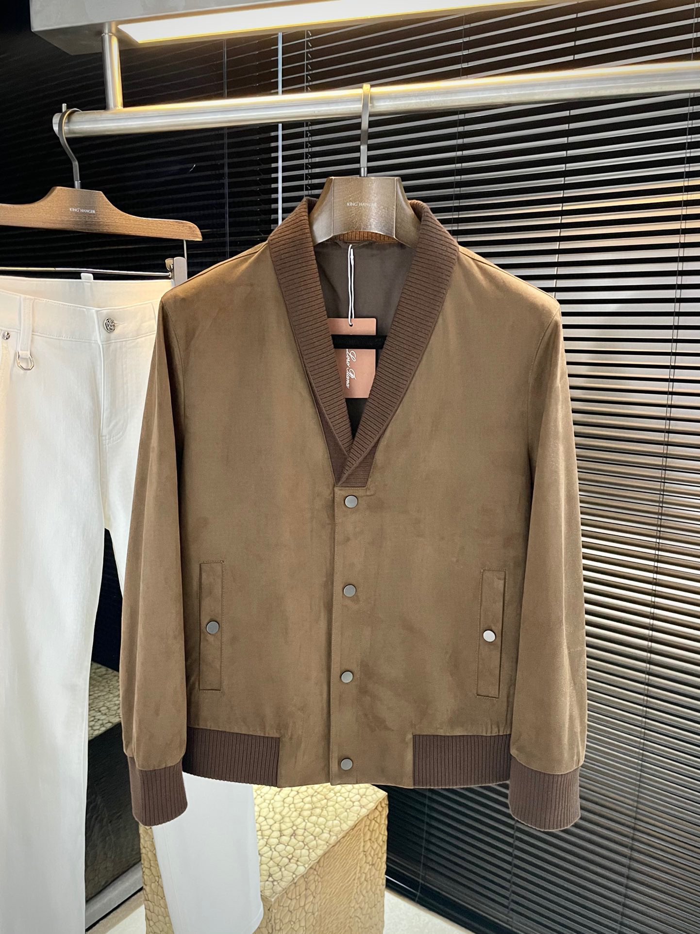 NO:626479,P LP (nuoyoupanya) is highly recommended!  New autumn and winter products are on sale simultaneously on the official website. Simple and elegant jacket. Imported original high-quality deerskin velvet fabric. The sag and luster are definitely refreshing. The placket design is more youthful and energetic. The workmanship is neat and smooth. All hardware accessories are supplied by customers and have top logo accessories. At first glance, they are high-end fabrics. These fabrics are custom-woven. They are good products from regular manufacturers. There is nothing picky about them. This kind of jacket is for regular wear and is very practical. Size  48-56,,loro piana,jackets & coats,jackets & coats,alexander wang19860909P LP（诺悠翩雅）重磅推荐！秋冬新品 官网同步发售 简约大方夹克 进口原版高品质鹿皮绒面料,垂度和光泽绝对是提气,门襟设计 更显青春活力,车工走线整齐平整,所有五金附料都是客供带logo顶级配件 一看就是高档的面料 这种面料都是定织的 正规大厂途径出来的好货,无任何有挑剔的地方 这样的一件外套属于常备常穿的,实用性很强.尺码 48-56,,loro piana,jackets & coats,jackets & coats,alexander wang,Men's clothing