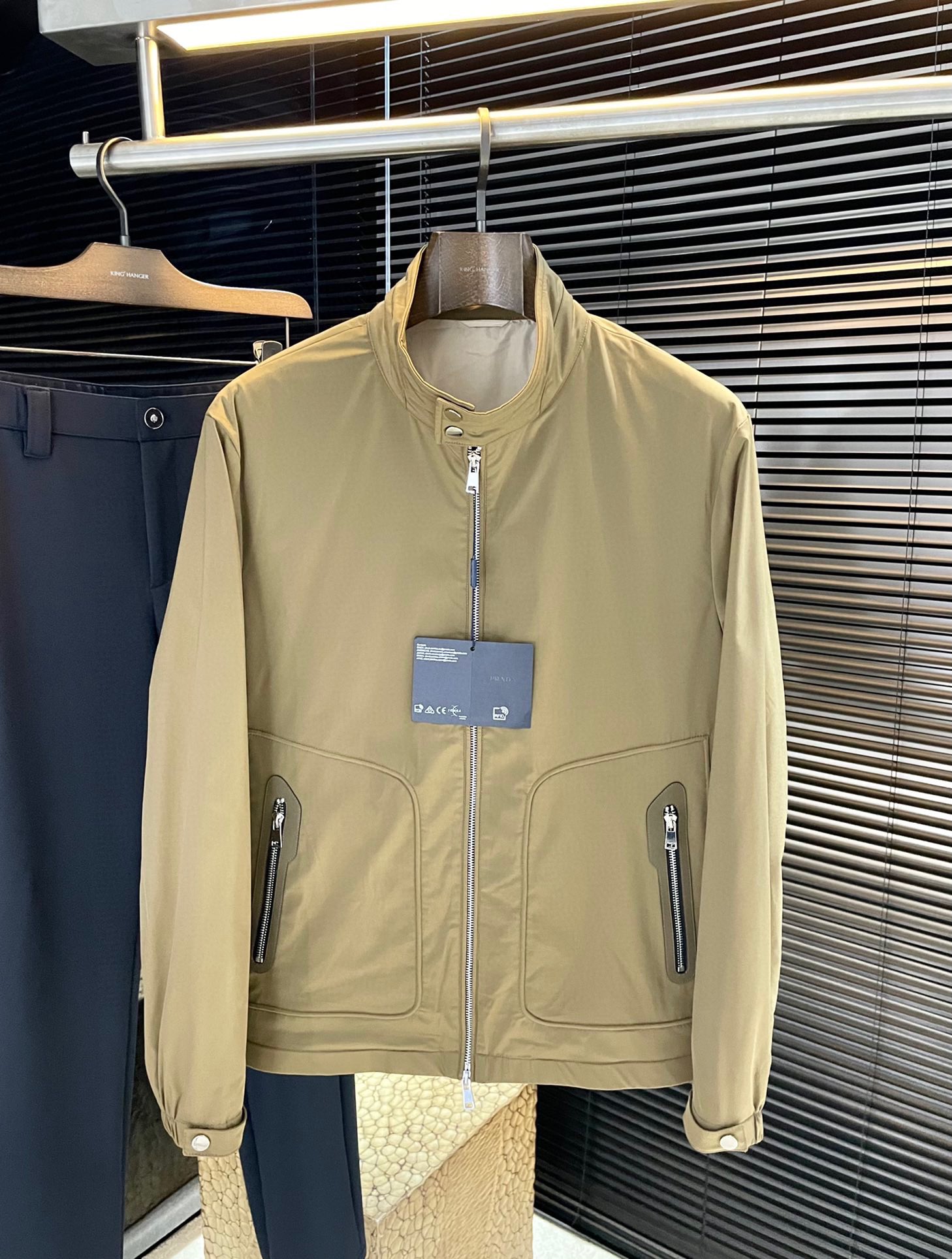 NO:626486,P PRAD is highly recommended!  New autumn and winter products are on sale simultaneously on the official website. Simple and elegant thin cotton jacket. Imported original high-quality polyester fiber fabric. The drape and luster are definitely refreshing. The placket design is more youthful and energetic. The workmanship is neat and smooth. All hardware accessories are supplied by customers and have logo top accessories. At first glance, it is high-end fabrics. This fabric is custom-woven. It is a good product from a regular factory. There is nothing picky about it. This kind of jacket is a regular wear and is very practical. Size  48-56,,prada,prada,jackets & coats,jackets & coats,alexander wang19860909P PRAD（普拉）重磅推荐！秋冬新品 官网同步发售 简约大方薄棉夹克 进口原版高品质聚脂纤维面料,垂度和光泽绝对是提气,门襟设计 更显青春活力,车工走线整齐平整,所有五金附料都是客供带logo顶级配件 一看就是高档的面料 这种面料都是定织的 正规大厂途径出来的好货,无任何有挑剔的地方 这样的一件外套属于常备常穿的,实用性很强.尺码 48-56,,prada,prada,jackets & coats,jackets & coats,alexander wang,Men's clothing