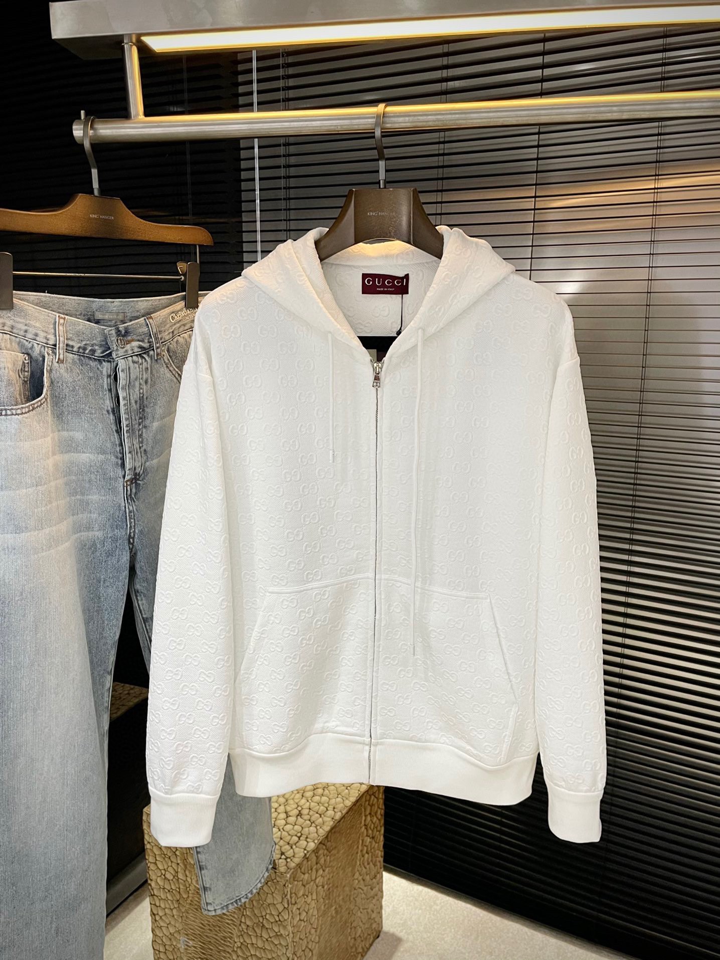 NO:626493,P Gucc (Gujia) highly recommends!  New autumn and winter products are on sale simultaneously on the official website. Simple and elegant jacket. Imported original high-quality plain embossed fabric. The sag and gloss are definitely refreshing. The placket design is more youthful and energetic. The workmanship is neat and smooth. All hardware accessories are supplied by customers and have logos. Top accessories. At first glance, it is high-end fabrics. This fabric is custom-woven. It is a good product from a regular factory. There is nothing picky about it. This kind of jacket is for regular wear and is very practical. Size  46-52,,gucci,gucci,jackets & coats,jackets & coats,alexander wang19860909P  Gucc（古家）重磅推荐！秋冬新品 官网同步发售 简约大方夹克 进口原版高品质平纹压花面料,垂度和光泽绝对是提气,门襟设计 更显青春活力,车工走线整齐平整,所有五金附料都是客供带logo顶级配件 一看就是高档的面料 这种面料都是定织的 正规大厂途径出来的好货,无任何有挑剔的地方 这样的一件外套属于常备常穿的,实用性很强.尺码 46-52,,gucci,gucci,jackets & coats,jackets & coats,alexander wang,Men's clothing