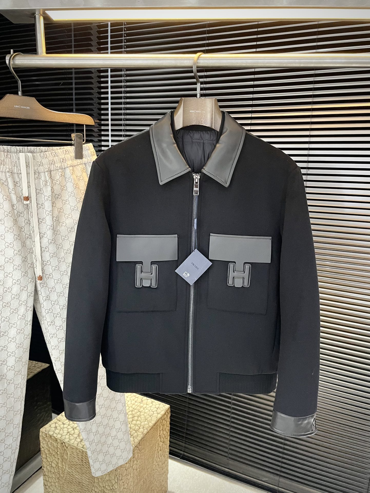 NO:626506,P PRAD (Pula) foreign trade export orders!  The latest goose down jacket is extremely cold-resistant. It is a simple and comfortable commuter down. It is customized with the highest quality 90 white goose down wool fabric. It has excellent fluffiness, full filling, is light and does not weigh down the body. It is fashionable and simple. It is very suitable for sweaters and sweaters. It is original fabric, warm and stylish. It is recommended to keep it for yourself!  Size 48-56,,prada,prada,hoodie,sweatshirts,jackets & coats,sweaters,down jacket,alexander wang19860909P  PRAD（普拉）外贸出口订单！最新鹅绒外套 极度防寒 简洁舒适的通勤羽绒,定制最高等90白鹅绒羊毛面料、蓬松度极好,填充物饱满,轻便不压身,时尚简约,内搭卫衣、毛衣都非常合适,原版面料,保暖有型代购级别-推荐自留款！尺码 48-56,,prada,prada,hoodie,sweatshirts,jackets & coats,sweaters,down jacket,alexander wang,Men's clothing