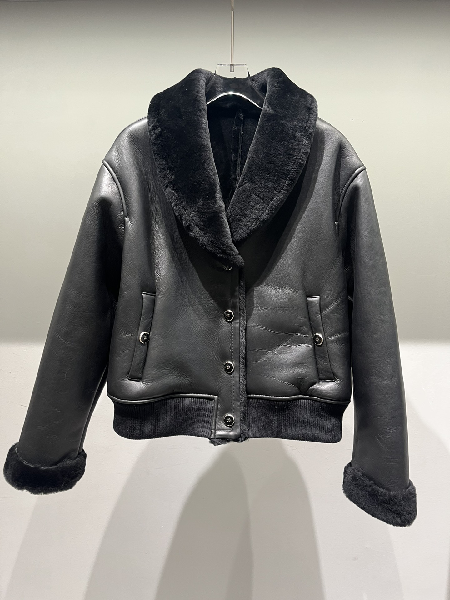 NO:637477,Chanel sheepskin all-in-one jacket, soft leather but not hard, original buttons, loose and short style, Chanel-clothing, chanel, jackets & coats, sheepskin, alexander wang19860909香奈儿羊皮毛一体外套,柔软皮料不硬,原版扣子,宽松短款,香奈儿-服装,chanel,jackets & coats,sheepskin,alexander wang,Women's clothing