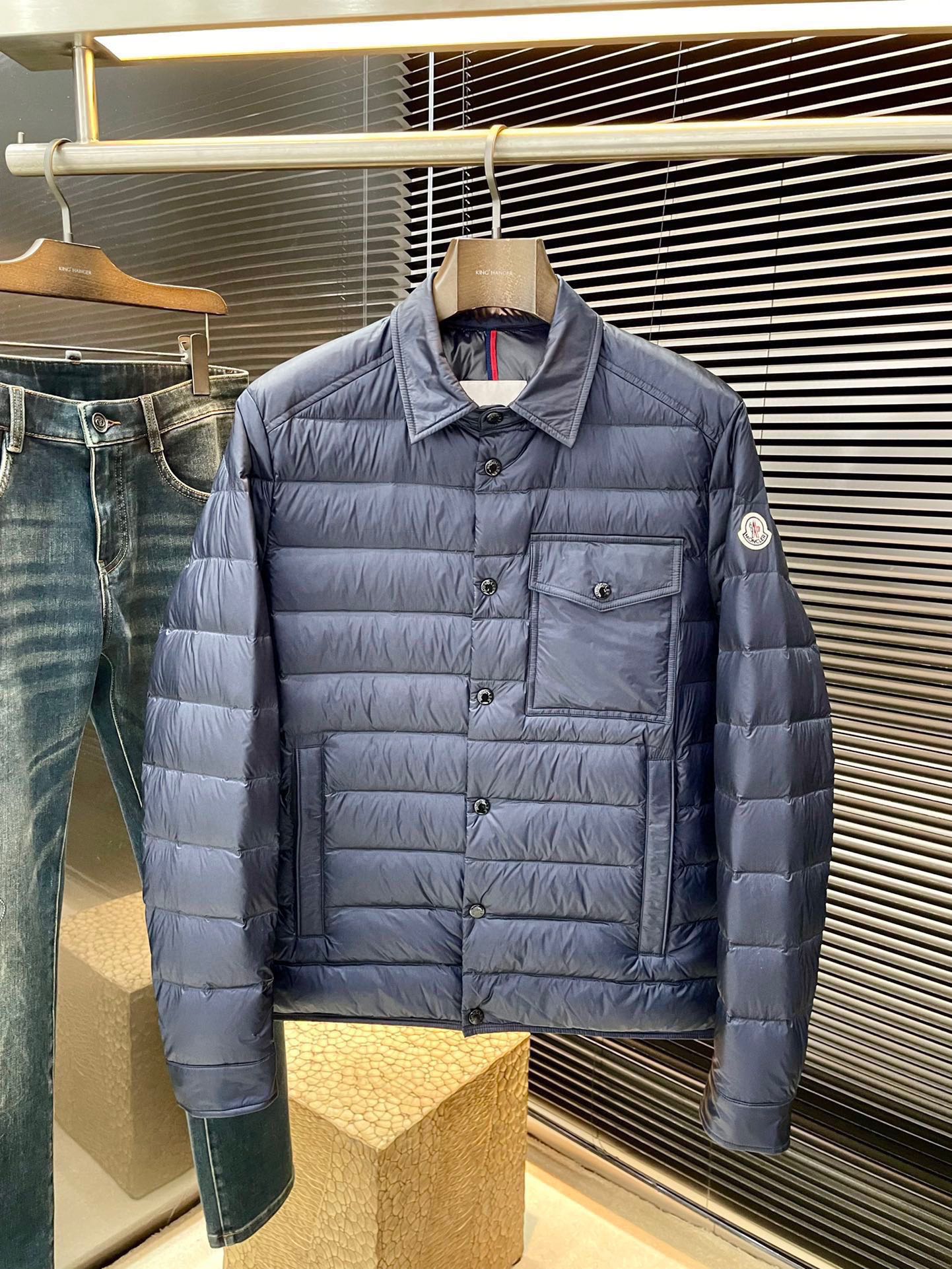 NO:626512,P Monch (Mengjia) winter clothing series creates handsome men and highlights masculine temperament. Simple and fashionable commuter down jackets are made of top imported waterproof materials. The texture is very soft and comfortable against the skin. Delicate and smooth texture. Super good fit. The upper body is super stylish and handsome. The down jacket feels like it is wrapped in a top-notch down quilt. It is warm and comfortable. The version is a simple design with three-dimensional cutting. It simply adds points to the whole dress. The whole piece is warm and lofty.  National standard 90 white duck down filling has good resilience and can rebound immediately after compression. It is very light, delicate and soft. The better the down, the lighter it is, but the fluffy and fluffy ones are fluffy and light. The upper body is warm and stylish without feeling heavy. It is very wearable and does not look bloated. It can well prevent cold wind invasion!  The first choice for high quality. Compare the details and fabrics. You will know what grade of goods we sell!  Size 1 2 3 4 5,,down jacket,alexander wang19860909P  Monch（蒙家）冬装系列 打造帅气型男 彰显男士气质 简约时尚通勤羽绒服 顶级进口防水材料面料 质感很轻柔 贴肤都舒适 细腻顺滑质感 超级好版型 上身超级有型的帅气 羽绒服就感觉包裹了一层顶级的羽绒被 温暖而舒适 版型是立体裁剪的设计简约款 简直给整件衣服加分,整件保暖蓬松度高 国标90白鸭绒填充 回弹力好 压缩后能马上立马回弹起来 非常轻盈 细腻柔软 越好的绒是越轻 但是体积蓬松越大的 蓬松轻盈 上身保暖有型 又不会有负重感 实穿性非常强 不显臃肿 可以很好的防止寒风侵袭！高品质首选 大家到时比一比细节 面料 做你就知道我们卖的是什么级别的货色了！尺码 1 2 3 4 5,,down jacket,alexander wang,Men's clothing