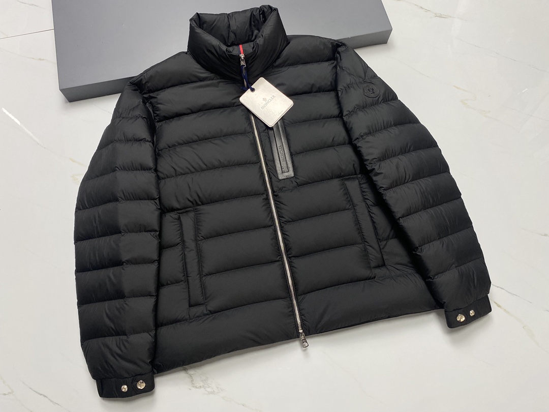 NO:638766,New //Mon* lauriolle men's short stand-collar goose down jacket lauriolle down jacket is made of micro chic fabric, which is light and practical, while providing excellent thermal insulation performance. This short down jacket adopts a regular fit and straight cut, interprets easy-to-match classic colors, and is embellished with exquisite leather trimming. Japanese standard 90 white goose down filling Size: 1-5, Meng Mou-Clothing, Moncler, jackets & coats, down jacket, alexander wang19860909新款//Mon* lauriolle 男士短款立领鹅绒服 lauriolle羽绒夹克采用micro chic面料制成,轻盈而实用,同时提供出色保暖性能.这款短款羽绒服采用常规版型和直筒剪裁,演绎易于搭配的经典色调,点缀精美皮革饰边. 日标90白鹅绒填充 尺码:1-5码,蒙口-服装,Moncler,jackets & coats,down jacket,alexander wang,Women's clothing