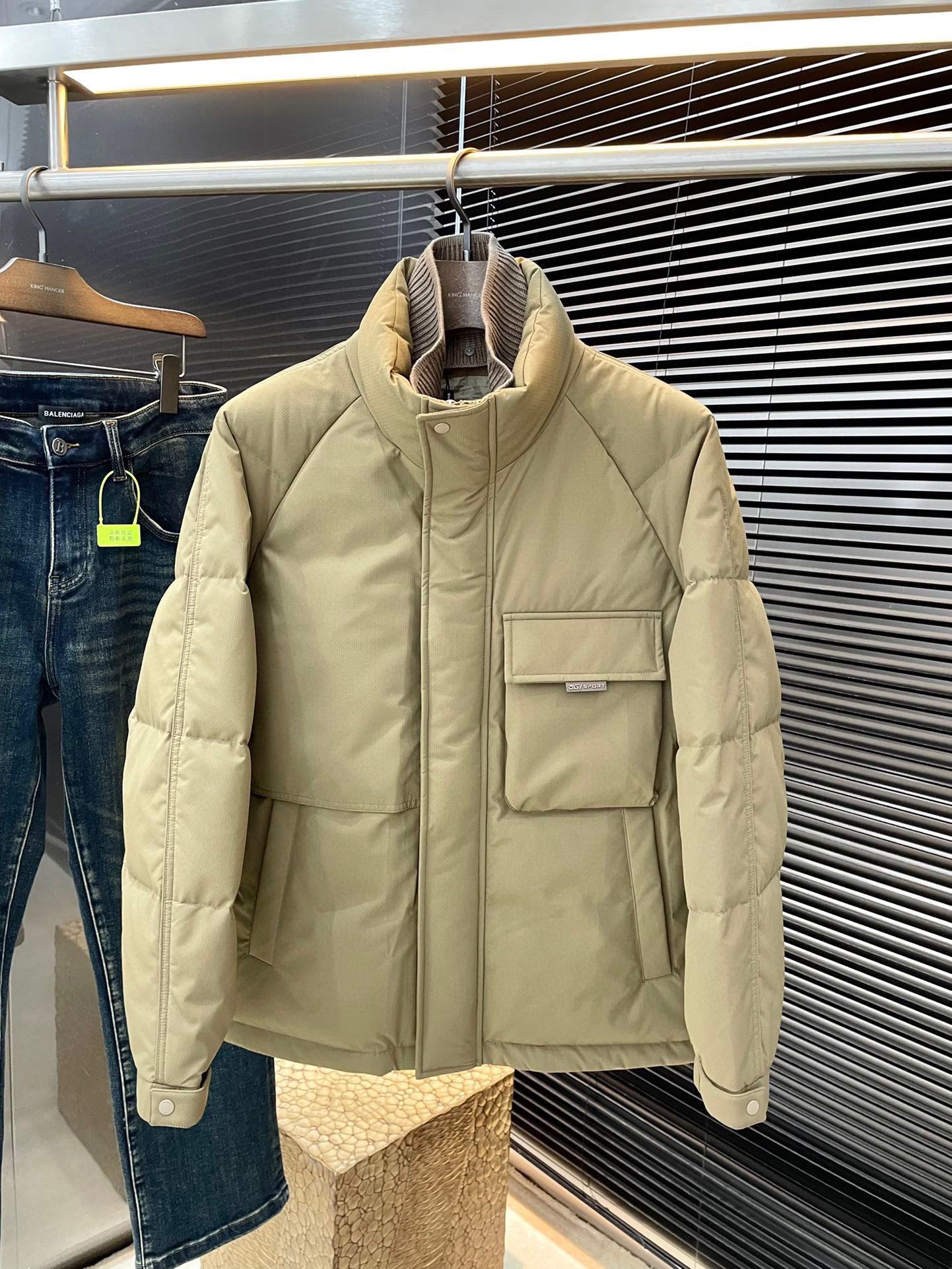 NO:626523,P Z Zegn (Emenia Ermenegildo Zegna) winter clothing series creates handsome men and highlights masculine temperament. Simple and fashionable commuter down jackets. Top-grade imported polyester fabrics. The texture is very soft and comfortable against the skin. It has a delicate and smooth texture. It has a super good fit. The upper body is super stylish and handsome. The down jacket feels like it is wrapped in a top-notch duvet. It is warm and comfortable. The version is a simple design with three-dimensional cutting. It simply adds points to the whole dress. The whole piece is warm and lofty.  National standard 85 white duck down filling has good resilience and can rebound immediately after compression. It is very light, delicate and soft. The better the down, the lighter it is, but the fluffy and fluffy ones are fluffy and light. The upper body is warm and stylish without feeling heavy. It is very wearable and does not look bloated. It can well prevent cold wind invasion!  The first choice for high quality. Compare the details and fabrics. You will know what grade of goods we sell!  Size 48-56,,zegna,down jacket,alexander wang19860909P  Z Zegn（杰尼亚）冬装系列 打造帅气型男 彰显男士气质 简约时尚通勤羽绒服 顶级进口涤纶面料 质感很轻柔 贴肤都舒适 细腻顺滑质感 超级好版型 上身超级有型的帅气 羽绒服就感觉包裹了一层顶级的羽绒被 温暖而舒适 版型是立体裁剪的设计简约款 简直给整件衣服加分,整件保暖蓬松度高 国标85白鸭绒填充 回弹力好 压缩后能马上立马回弹起来 非常轻盈 细腻柔软 越好的绒是越轻 但是体积蓬松越大的 蓬松轻盈 上身保暖有型 又不会有负重感 实穿性非常强 不显臃肿 可以很好的防止寒风侵袭！高品质首选 大家到时比一比细节 面料 做你就知道我们卖的是什么级别的货色了！尺码 48-56,,zegna,down jacket,alexander wang,Men's clothing