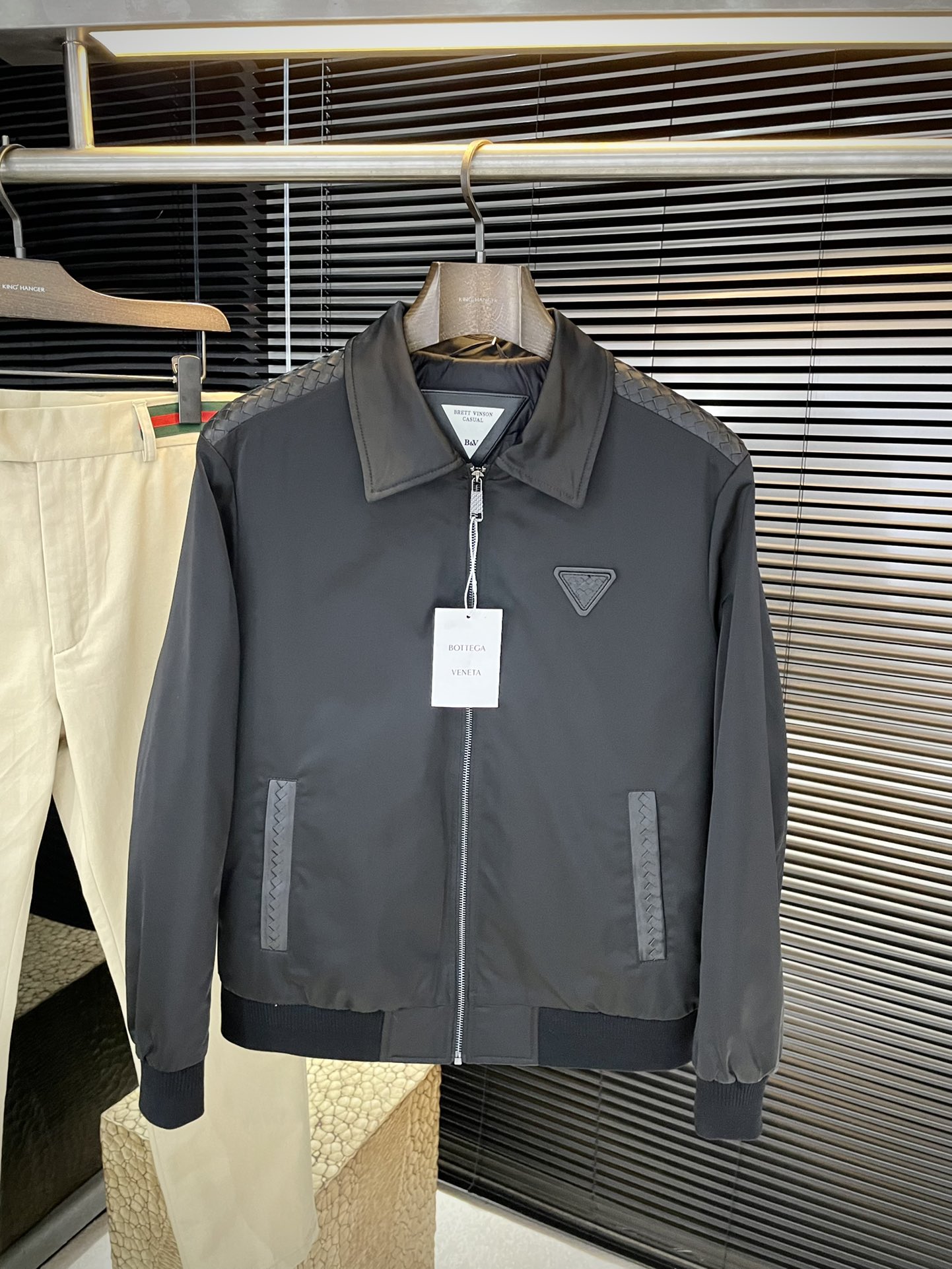 NO:626529,P Bv-(Bottega Veneta) winter clothing series to create a handsome man and highlight his masculine temperament. Simple and fashionable commuter down jacket. Top-grade imported polyester fiber fabric. The texture is very soft and comfortable against the skin. Delicate and smooth texture. Super good fit. The upper body is super stylish and handsome. The down jacket feels like it is wrapped with a top-notch down quilt. It is warm and comfortable. The version is a simple design with three-dimensional cutting. It simply adds points to the whole piece of clothing. The whole piece is warm and fluffy.  National standard 85 white duck down filling has good resilience and can rebound immediately after compression. It is very light, delicate and soft. The better the down, the lighter it is, but the fluffy and fluffy ones are fluffy and light. The upper body is warm and stylish without feeling heavy. It is very wearable and does not look bloated. It can well prevent cold wind invasion!  The first choice for high quality. Compare the details and fabrics. You will know what grade of goods we sell!  Size 48-56,,bottega veneta,bottega veneta,down jacket,alexander wang19860909P  Bv-（葆蝶家）冬装系列 打造帅气型男 彰显男士气质 简约时尚通勤羽绒服 顶级进口聚脂纤维面料 质感很轻柔 贴肤都舒适 细腻顺滑质感 超级好版型 上身超级有型的帅气 羽绒服就感觉包裹了一层顶级的羽绒被 温暖而舒适 版型是立体裁剪的设计简约款 简直给整件衣服加分,整件保暖蓬松度高 国标85白鸭绒填充 回弹力好 压缩后能马上立马回弹起来 非常轻盈 细腻柔软 越好的绒是越轻 但是体积蓬松越大的 蓬松轻盈 上身保暖有型 又不会有负重感 实穿性非常强 不显臃肿 可以很好的防止寒风侵袭！高品质首选 大家到时比一比细节 面料 做你就知道我们卖的是什么级别的货色了！尺码 48-56,,bottega veneta,bottega veneta,down jacket,alexander wang,Men's clothing