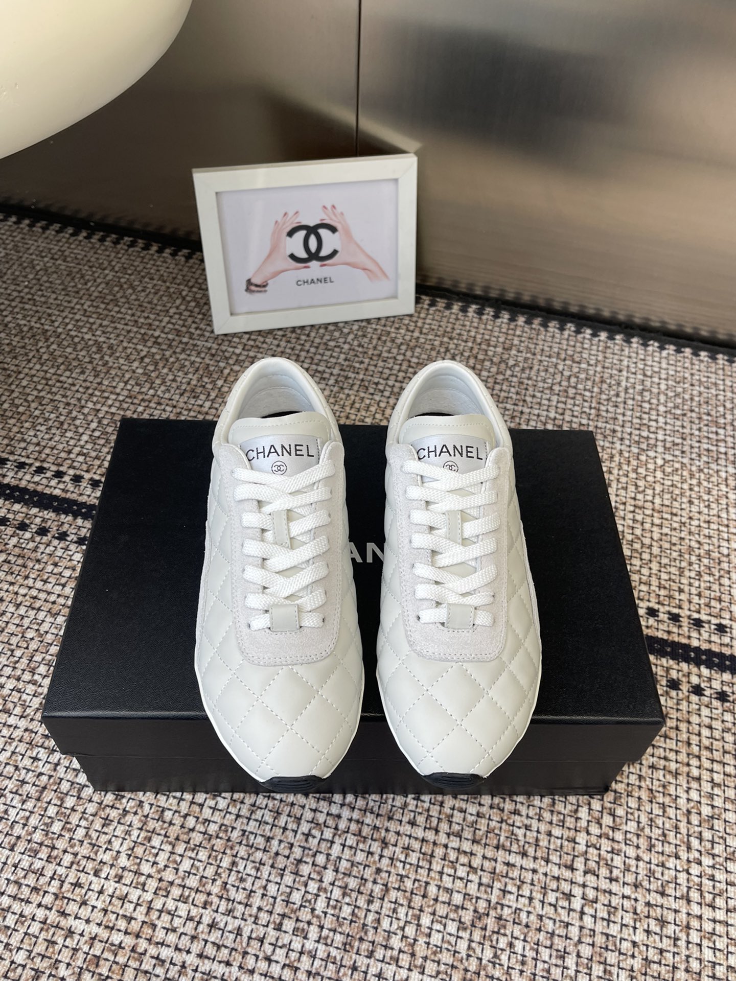NO:630781,Purchasing agent level CHANEL Chanel diamond pattern moral training shoes, tennis shoes, casual sports shoes, original purchase and development, production, Xiaoxiang's latest hidden tennis shoes with soft diamond pattern, soft lambskin with big tongue and classic double C logo, full of retro feel, and the most versatile black and white color scheme, a must-have casual shoe for Coco girls, broken stud design on the sole, super soft, original custom lambskin diamond pattern on the fabric, imported custom sheepskin + mesh lining  The soles are made of original molded broken nail rubber material Size 35-40 (40 orders are not returnable) Packaging counter exquisite packaging, casual shoes/sports shoes, chanel, chanel, sneakers, sheepskin19860909代购级 CHANEL香奈儿菱格纹德训鞋 网球鞋 休闲 运动鞋 原版购入开发 做货 小香最新隐藏款网球鞋软菱格纹 柔软小羊皮配搭大鞋舌和经典双C logo满满的复古感又是最最最百搭的黑白配色 coco女孩必入的一款休闲鞋 鞋底碎钉设计 超级柔软 面料原版定制小羊皮菱格纹 内里进口定制羊皮+网里 鞋底原版开模碎钉橡胶材质 Size35-40（40订做不退换） 包装专柜精美包装,休闲鞋/运动鞋,chanel,chanel,sneakers,sheepskin,Women's Shoes