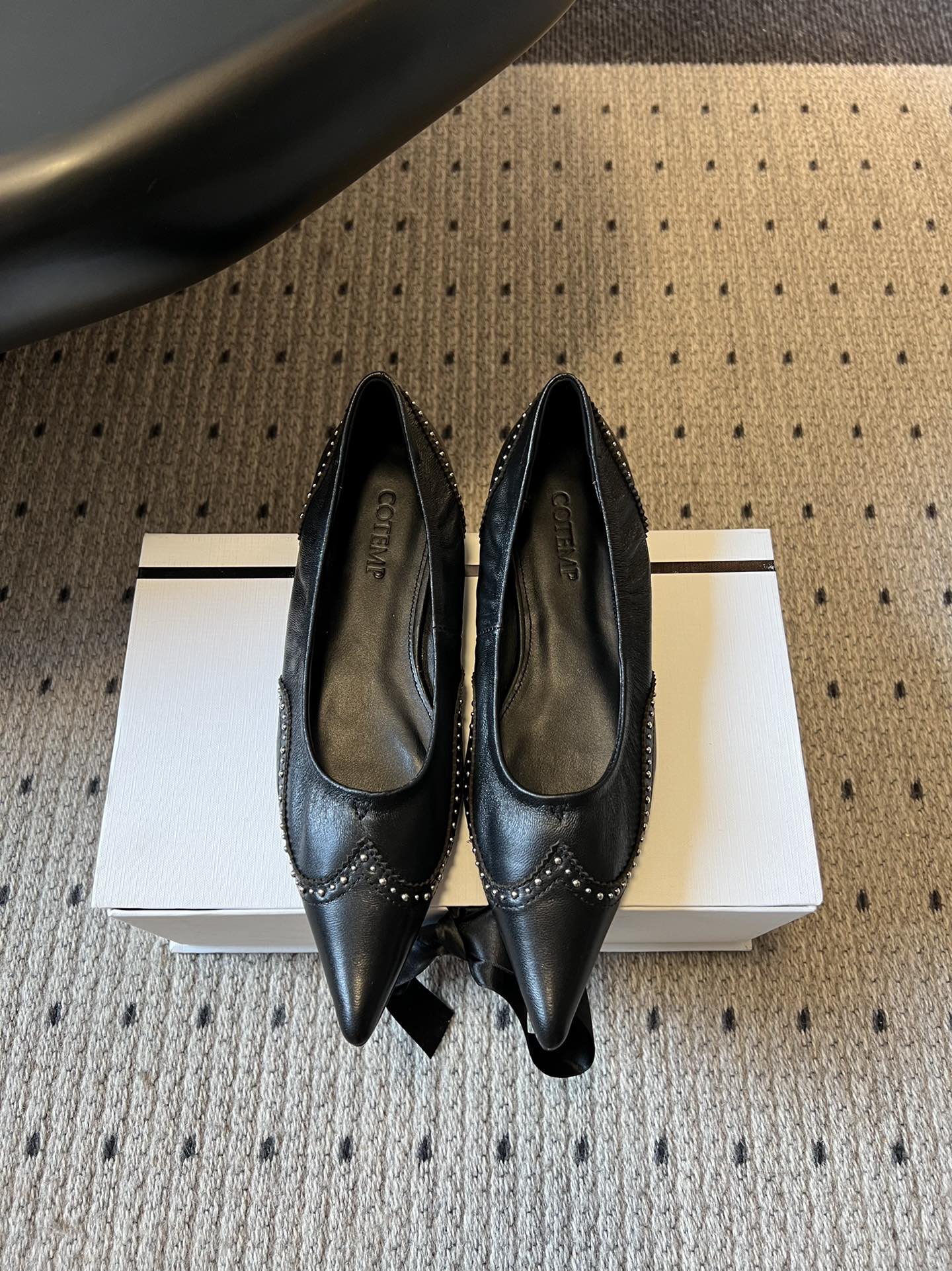 NO:650759,Cotemss retro pointed toe kitten heel shoes take a light retro route, with pointed toe + hollow/rivet decoration on the shoe body, similar to a simplified version of 'brogue carving', simple with exquisite details, not too fancy but memorable.  Made of soft leather, the upper has natural wrinkles, and the upper foot fits the shape of the foot; the inner lining is leather, breathable and not stuffy. The pointed toe + flat bottom not only retains the slender leg-showing effect of pointed shoes, but also takes into account the comfort of single shoes, so that daily walking and commuting will not tire your feet. Upper sheepskin/cow leather, inner sheepskin, outsole, Italian leather outsole, increased by 3.5cm  SIZE35-41 (customized sizes 40 and 41 are non-refundable), single shoes, cowhide, sheepskin, Leather soles19860909Cotemss 复古尖头小猫跟单鞋 走轻复古路线,尖头+鞋身镂空/铆钉装饰,类似“布洛克雕花”的简化版,简约中带精致细节,不会过于花哨但有记忆点. 采用软质皮革,鞋面带自然褶皱感,上脚贴合脚型；内里是皮质衬里,透气不闷脚.尖头+平底,既保留了尖头鞋的修长显腿效果,又兼顾了单鞋的舒适感,日常走路、通勤都不累脚. 鞋面羊皮/牛皮 内里羊皮 大底意大利真皮大底 增高3.5cm SIZE35-41码（40、41码定制不退换）,单鞋,cowhide,sheepskin,Leather soles,Women's Shoes