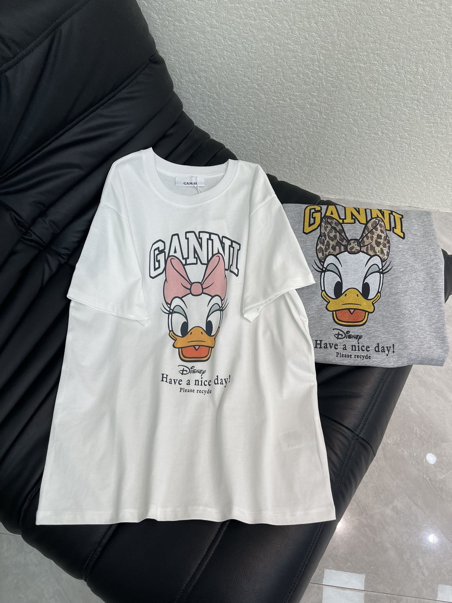 NO:649732,Gann*26 early spring new product bow bunny letter printed short-sleeved T-shirt. Pure cotton fabric. High-density fashionable sports style. Every daily wear. Playful and age-reducing design elements full of vitality. High quality. Sizes SML, T-shirt, tees, t-shirt, alexander wang19860909Gann*26早春新品蝴蝶结小兔子字母印花短袖T恤 纯棉面料 高密度时髦运动风 每个日常的穿搭 俏皮减龄充满元气的设计元素 高品质 尺码SML,,T-shirt,tees，t-shirt,alexander wang,Women's clothing