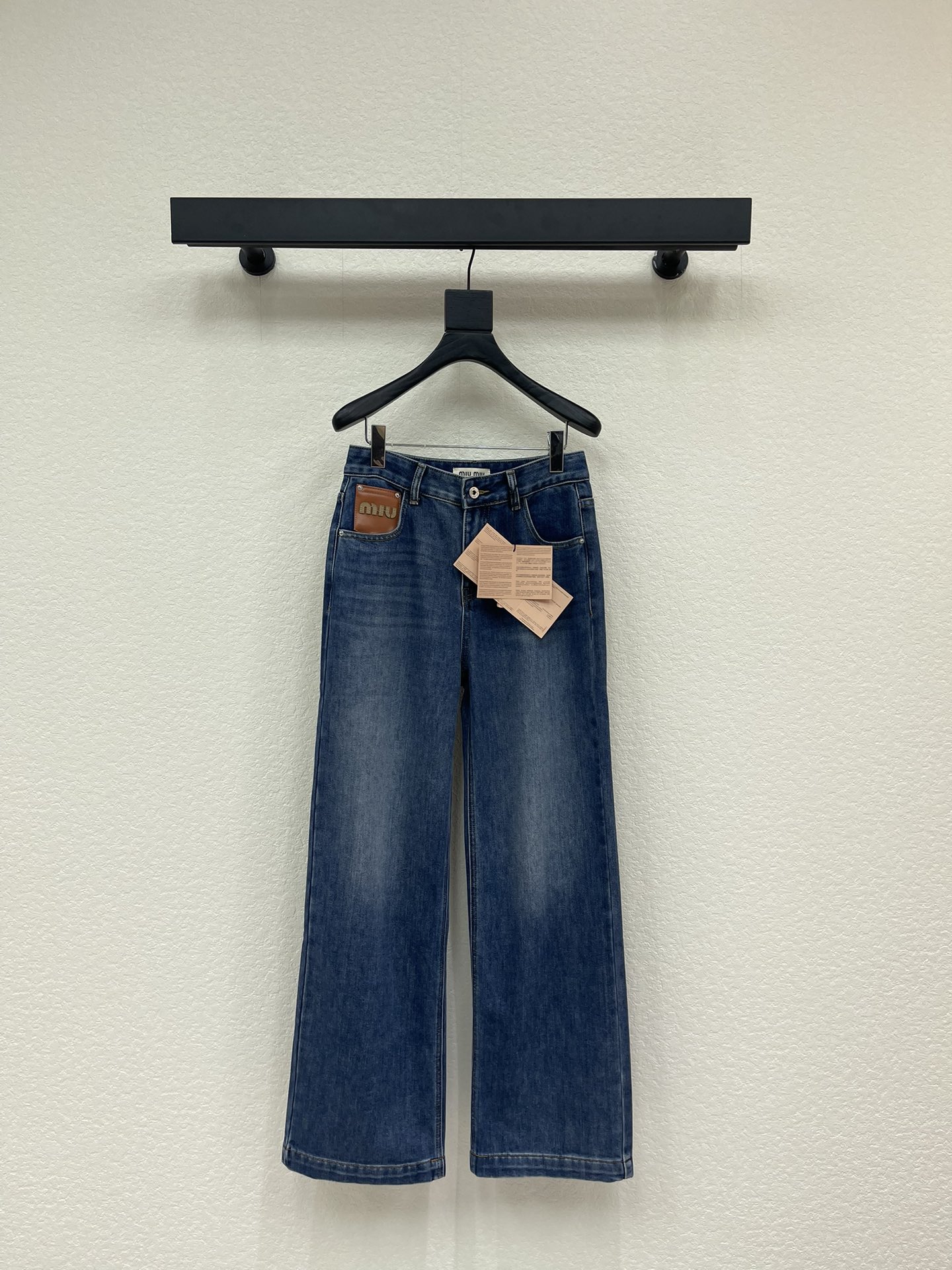 NO:649722,Miumi* Pocket Leather Brand Fleece Straight-Leg Jeans. These jeans are made of high-quality fabrics. Enzyme washing process. Leather logo design on the front and back. High-waisted straight fit. Fleece lining. The material is soft and comfortable. Customized hardware accessories. High quality!  SML,,miumiu,jeans,alexander wang19860909Miumi*口袋皮牌抓毛直筒牛仔裤 这款牛仔裤选用优质面料 酵洗洗水工艺 前后皮质logo设计 高腰直筒版型 内里抓毛 材质柔软舒适 定制五金配件 高品质！ SML,,miumiu,jeans,alexander wang,Women's clothing