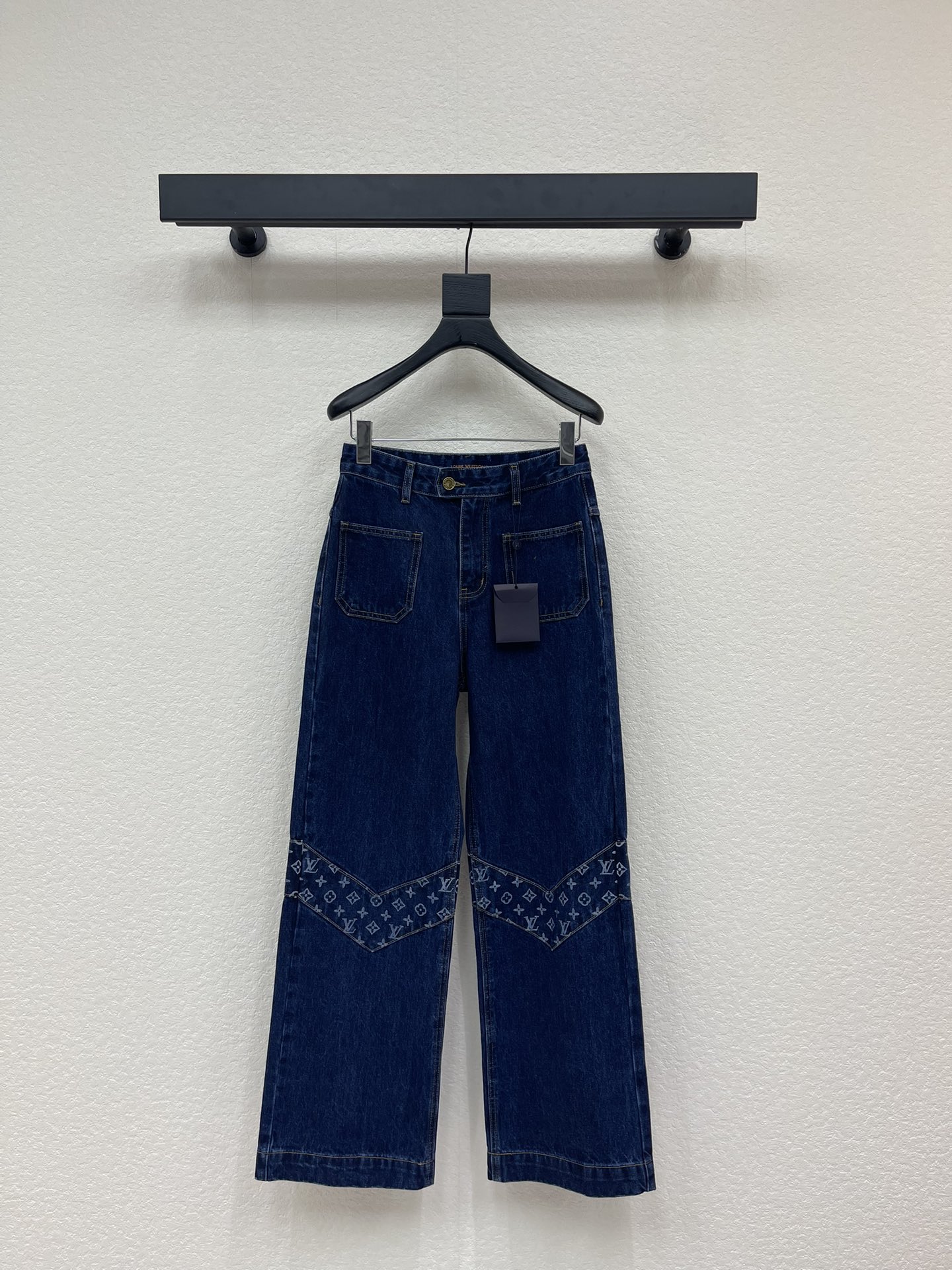 NO:649736,LOUIS VUITTON*26 new early spring product Lisa's same style spliced ​​letter four-leaf clover denim trousers are made of customized siro jacquard fabric, solid color and soft, customized hardware, the upper body is absolutely the best jeans!  The V-shaped spliced ​​printed letter design at the knee position is full of fashion sense and can be matched with all kinds of tops. The mid-high waistline allows even small people to wear it with a 37% body proportion. It is unique and fashionable and will not conflict with whoever wears it. Whoever wears it will have slender, straight and long legs!  Highly recommended. Retro blue, very versatile. The most important thing is that it is completely opaque. It is a perfect match for spring and summer travel. It can be salty or sweet. The color is blue. The size is S-M-L, Louis Vuitton, Jeans, Alexander Wang.19860909LOUIS VUITTON*26早春新品Lisa同款拼接字母四叶草牛仔长裤 采用定制赛络纺提花面料,固色加软,定制五金,上身绝对王炸牛仔裤！膝盖位置V字拼接印花字母设计,时尚感十足,承包你的各种上衣搭配,中高腰线让小个子也能穿出三七分身材比例,个性独特又时髦出街不撞款谁穿谁是细直大长腿！强烈推荐 复古蓝炒级百搭呀,最主要是完全不透,春夏出游搭配一绝 可盐可甜 颜色蓝色 尺码S-M-L,,louis vuitton,jeans,alexander wang,Women's clothing