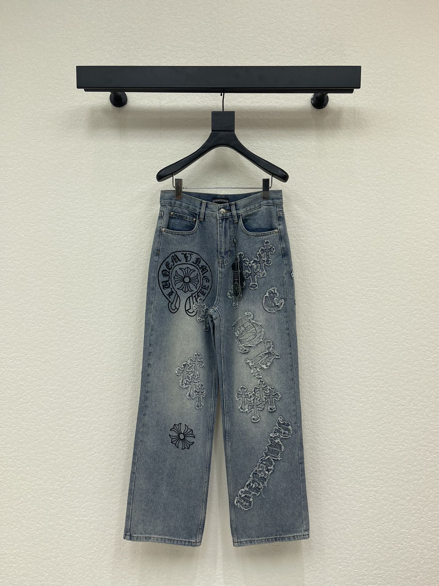NO:649745,Chrome Heart* Chrome Heart 26 early spring new product heavy-duty 10000-needle embroidery cross straight denim trousers. Made of denim cotton material, front and rear heavy-duty appliqué embroidery with 10000-needle embroidery technology, full of high-end and super heavyweight, a high-waisted loose version with customized hardware accessories complete with three standards. Color light blue. Sizes SML, chrome hearts, chrome hearts, alexander wang19860909Chrome Heart*克罗心26早春新品重工万针刺绣十字架直筒牛仔长裤.采用牛仔棉材质前后重工贴布绣万针刺绣工艺高级感满满超级重磅的一款高腰宽松版型定制五金配件三标齐全 颜色浅蓝 尺码SML,,chrome hearts,chrome hearts,alexander wang,Women's clothing