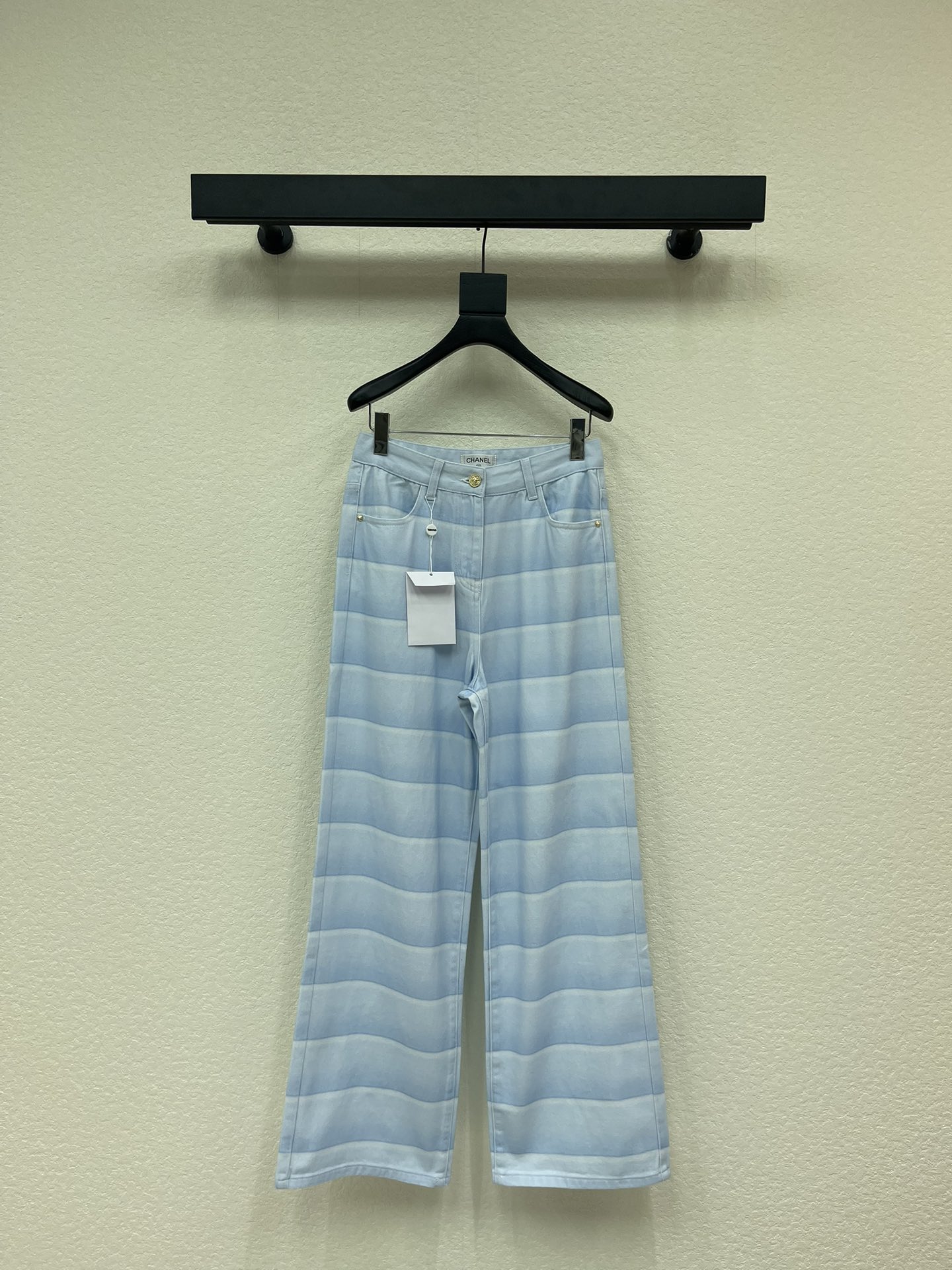 NO:649754,Chane*26 early spring striped jeans. Shared by Gali in early spring, the same style as Guilunmei, classic blue and white stripes, wide-legged version, long legs, versatile in spring and summer, suitable for daily commuting and dating. The fabric is comfortable, the workmanship details are in place, and the counter quality. SML,,chanel,jeans,alexander wang19860909Chane*26早春条纹牛仔裤.Gali早春分享,桂纶镁同款,经典蓝白条纹,阔腿版型,显腿长,春夏百搭,日常通勤、约会都很适合.面料舒服,做工细节到位,专柜品质.SML,,chanel,jeans,alexander wang,Women's clothing