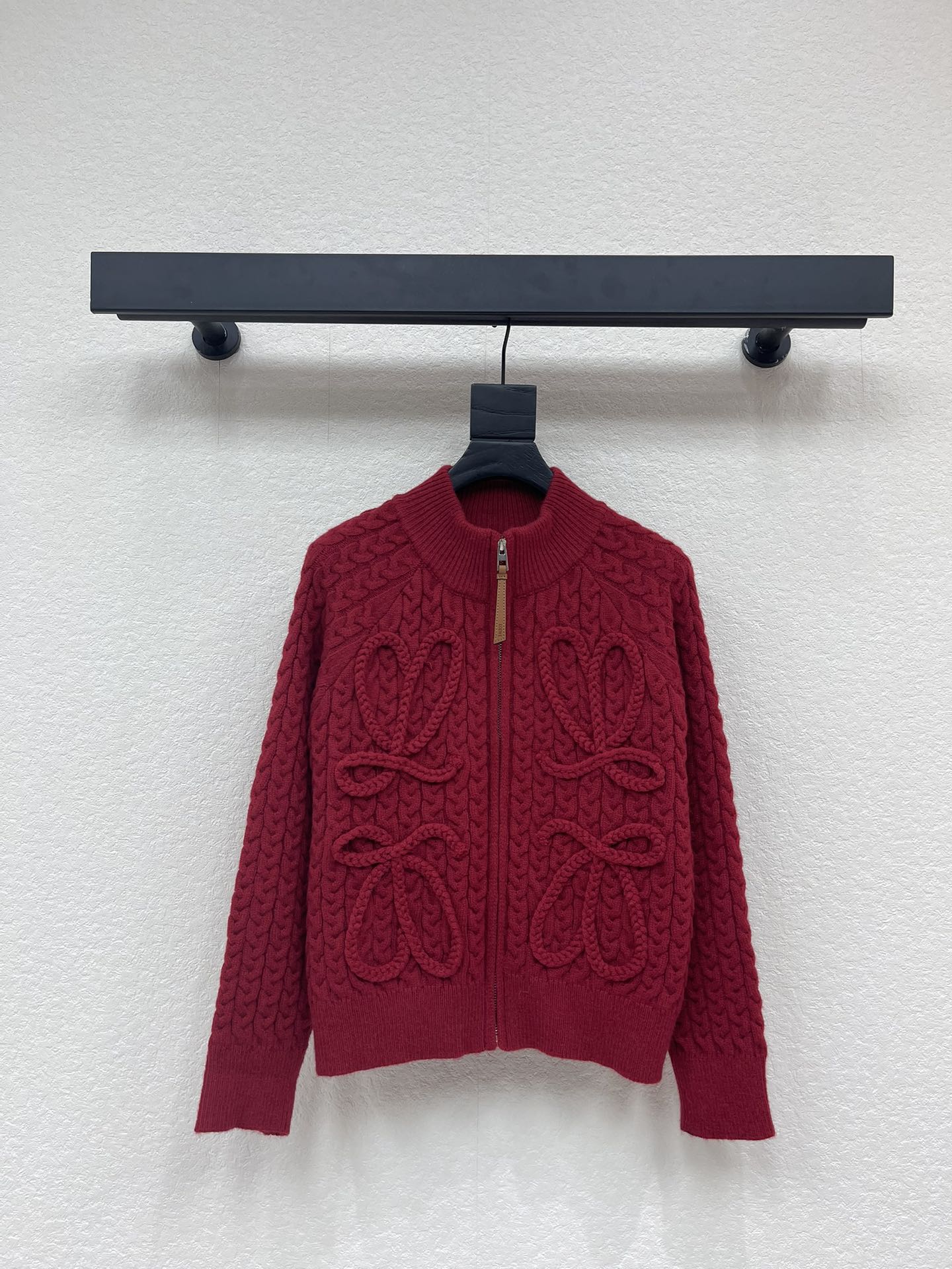 NO:649763,Loew*25 new cable three-dimensional knitted cardigan jacket for autumn and winter!  Customized YB wool knitted material, comfortable and warm, high-quality texture, stand-up collar zipper knitted jacket version, whole-body hemming with pit strip design, relaxed and fashionable, the body is based on twist knitting, and the three-dimensional logo pattern is distributed on the front to make the overall shape more advanced and crisp. It is equipped with leather label zipper buckle details to create an exclusive literary style of the brand. It adds a sense of style to the regular versatile style and wears it with a fashionable and advanced look!  SML,,loewe,jackets & coats,alexander wang19860909Loew*25秋冬新款绞花立体针织开衫外套！定制YB羊毛针织材质 舒适保暖 质感上乘 立领拉链针织外套版型 通体包边采用坑条设计 松弛时髦 大身以麻花针织为基础打底 在正面分布立体徽标图案 让整体造型更高级挺括 配上皮标拉链扣细节 打造品牌专属文艺风 为常规百搭款式增添造型感 穿搭洋气高级！SML,,loewe,jackets & coats,alexander wang,Women's clothing