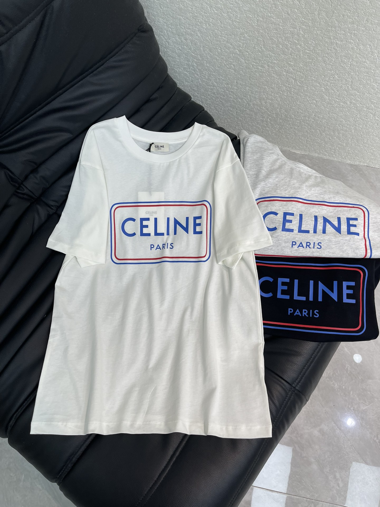 NO:649791,Celin*26 early spring new product square letter printed short-sleeved T-shirt. Pure cotton fabric. High-density fashionable sports style. Every daily wear. Playful and age-reducing design elements full of vitality. High quality. Sizes SML,,celine,T-shirt,tees,t-shirt,alexander wang19860909Celin*26早春新品方框字母印花短袖T恤 纯棉面料 高密度时髦运动风 每个日常的穿搭 俏皮减龄充满元气的设计元素 高品质 尺码SML,,celine,T-shirt,tees，t-shirt,alexander wang,Women's clothing