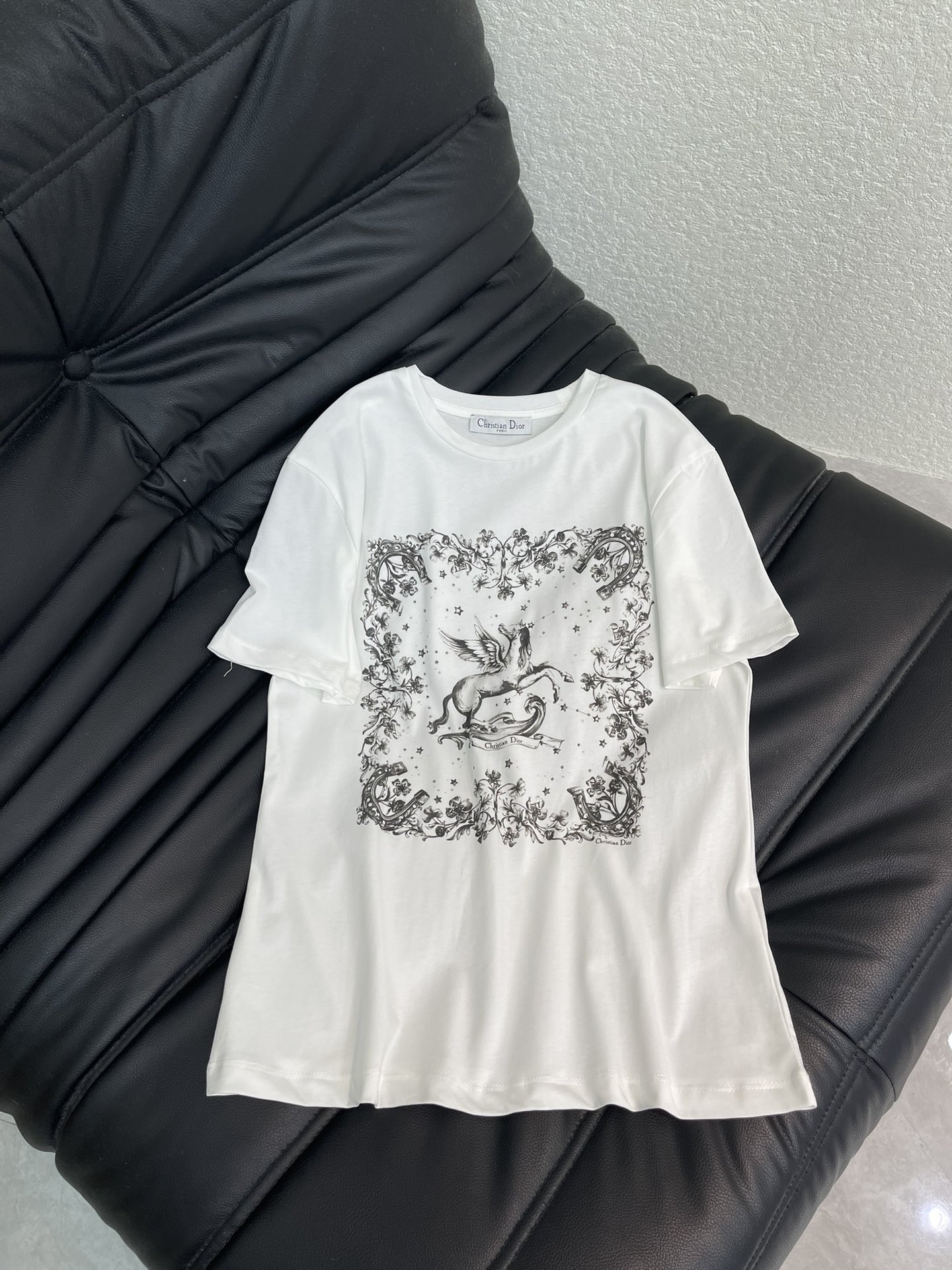 NO:649809,Dio*26 early spring new product arabesque war horse pattern printed short-sleeved T-shirt. Pure cotton fabric. High-density fashionable sports style. Everyday wear. Playful and age-reducing design elements full of vitality. High quality. Sizes SML, dior, T-shirt, tees, t-shirt, alexander wang19860909Dio*26早春新品蔓藤战马图案印花短袖T恤 纯棉面料 高密度时髦运动风 每个日常的穿搭 俏皮减龄充满元气的设计元素 高品质 尺码SML,,dior,T-shirt,tees，t-shirt,alexander wang,Women's clothing