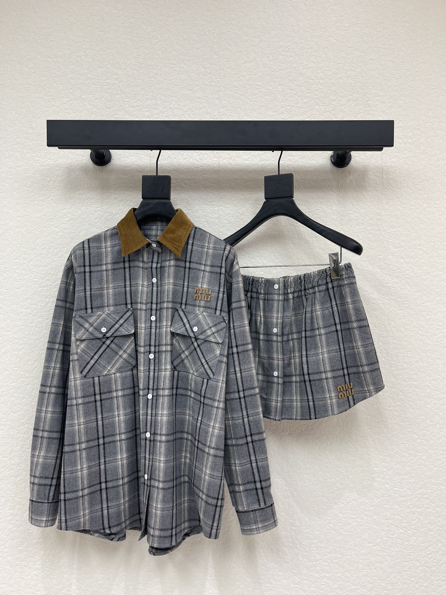 NO:650982,Jacket 305 Skirt *25 new autumn and winter plaid flannel shirt jacket + skirt set. This flannel shirt reinterprets the 90s men's aesthetics with a loose fit and retro-inspired plaid pattern, decorated with a corduroy collar and contrasting leather logo. SML,,skirts,jackets & coats,shirts,alexander wang19860909外套305 半裙 *25秋冬新款格纹法兰绒衬衫外套+半裙套装.这款法兰绒衬衫以宽松版型和复古灵感格纹图案重新诠释90年代男装美学,饰有灯芯绒领和撞色皮革徽标. SML,,skirts,jackets & coats,shirts,alexander wang,Women's clothing