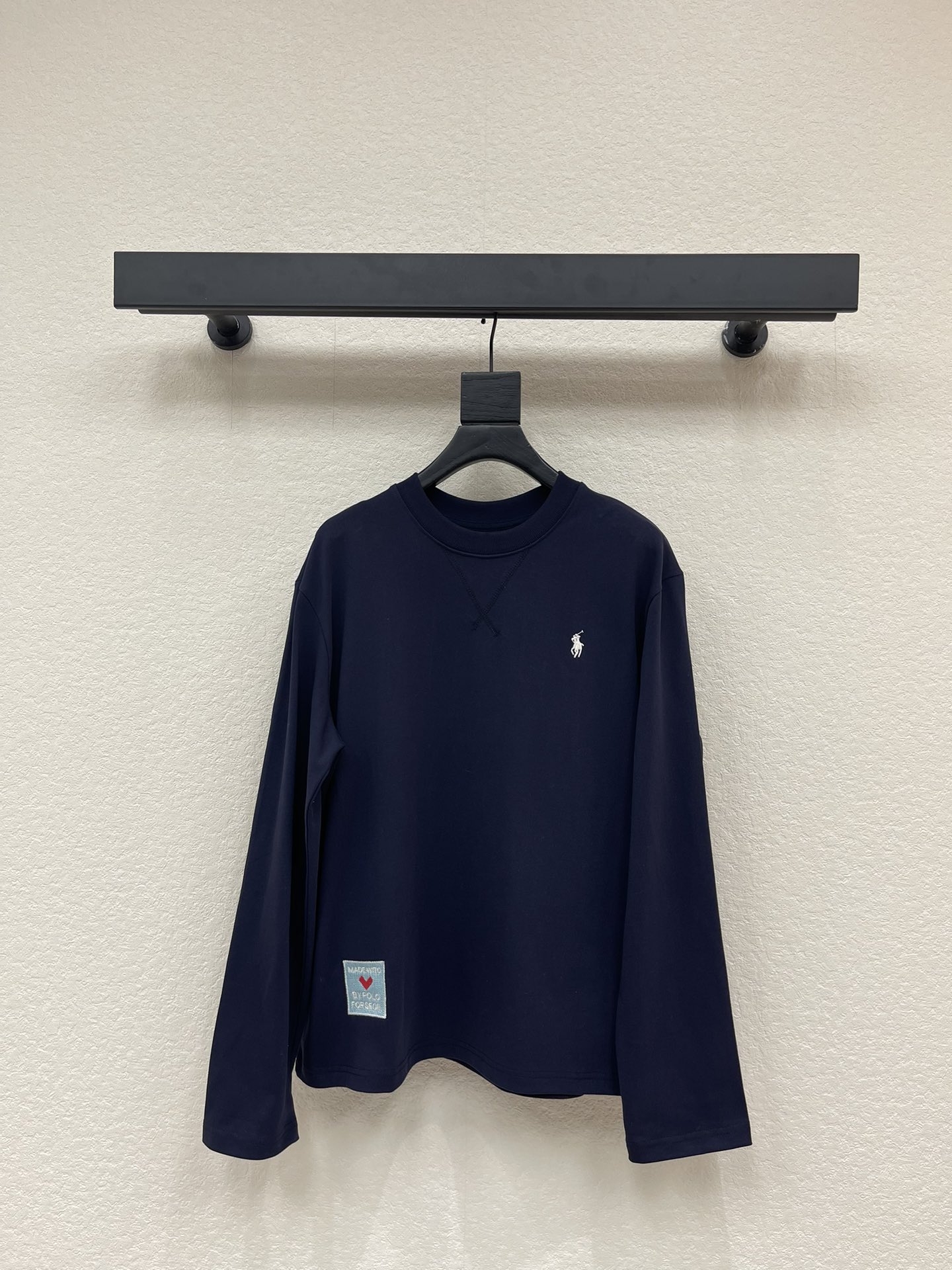 NO:650965,Ral* Raff polo letter embroidered long-sleeved T-shirt. Rib knitted round neck long-sleeved cotton T-shirt, embroidered with war horse love on the chest and lower corner, large polo embroidery design on the back full of details, three-dimensional tailoring, loose fit, same style for men and women. SML A,, tees, t-shirt, alexander wang19860909Ral*拉夫polo字母刺绣长袖T恤.罗纹针织圆领长袖纯棉T恤,胸前和下角战马爱心刺绣点缀,背后大polo大面积刺绣设计满满的细节,立体剪裁,宽松版型,男女同款.SML A,,tees，t-shirt,alexander wang,Women's clothing