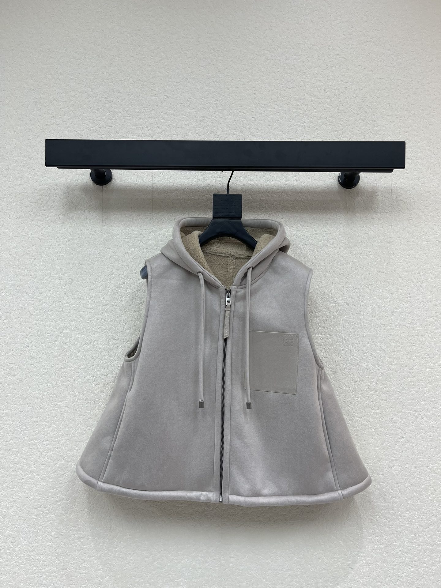 NO:650990,*25 new autumn and winter cape-like hooded lambswool vest vest. Medium weight heavy curly merino shearling vest, with trapezoidal silhouette, loose fit, short drawstring hooded collar, front zipper closure, leather zipper pull chest patch pockets, chest pockets decorated with Anagram embossing. SML A,,hats,alexander wang19860909*25秋冬新款斗篷状连帽羊羔毛背心马甲.中克重卷曲美利奴剪羊毛背心,采用梯形廓形,宽松版型,短款抽绳连帽衣领正面拉链开合,皮革拉链头胸前贴袋胸前口袋饰有 Anagram 压纹.SML A,,hats,alexander wang,Women's clothing