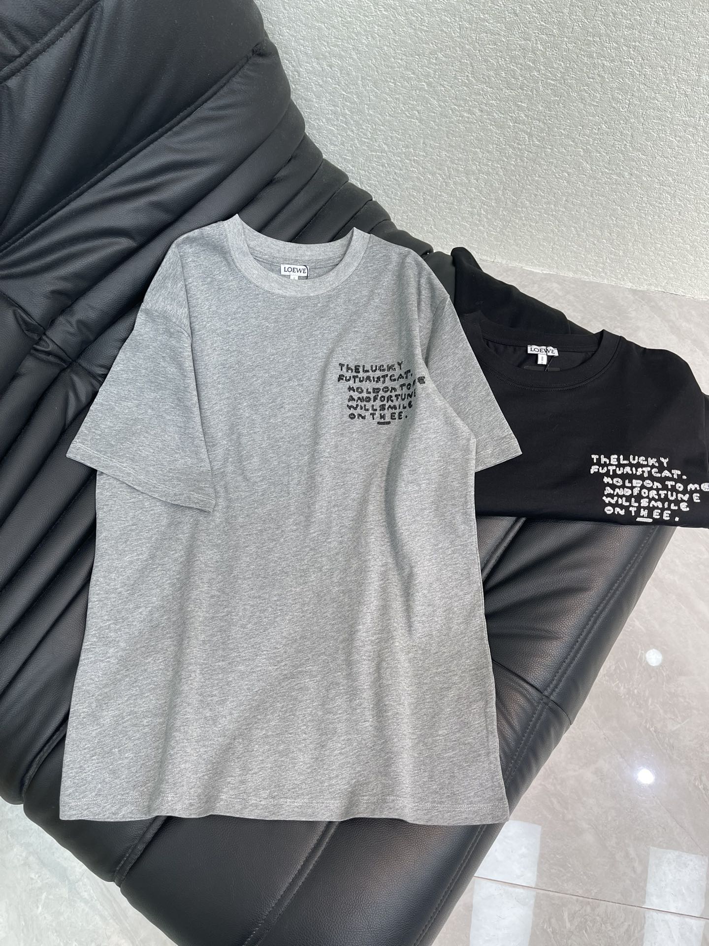 NO:649747,Loew*26 new early spring short-sleeved T-shirt with small letters and animal head embroidery. Pure cotton fabric. High-density fashionable sports style. Everyday wear. Playful and age-reducing design elements full of vitality. High quality. Size SML AA,,loewe,T-shirt,tees,t-shirt,alexander wang19860909Loew*26早春新品小字母动物头刺绣短袖T恤 纯棉面料 高密度时髦运动风 每个日常的穿搭 俏皮减龄充满元气的设计元素 高品质 尺码SML AA,,loewe,T-shirt,tees，t-shirt,alexander wang,Women's clothing