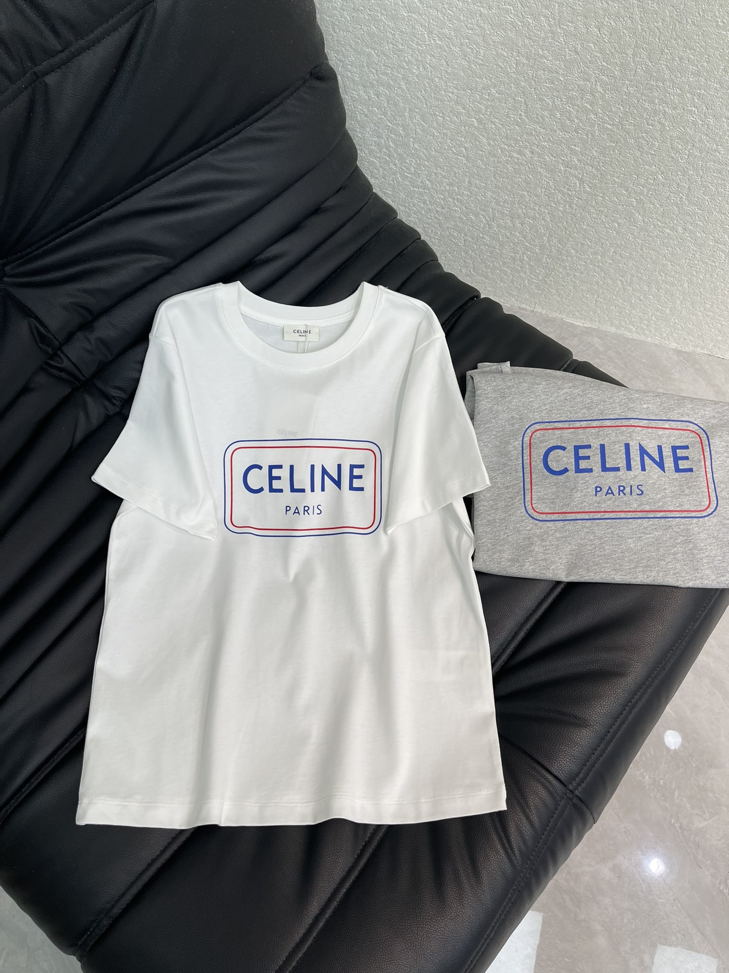 NO:629913,Celin*25 new autumn and winter short-sleeved T-shirt with letter print. The brand letter logo on the chest is simple and recognizable. It can be easily used for daily leisure. Pair it with jeans or casual pants to easily get a fashionable look. Two colors: SML, celine, jeans, T-shirt, tees, t-shirt, alexander wang19860909Celin*25秋冬新款 字母印花短袖T恤 胸前品牌字母标志,简约又有辨识度 日常休闲都能轻松驾驭 随手搭配牛仔裤或休闲裤,轻松get时髦造型.两个色SML,,celine,jeans,T-shirt,tees，t-shirt,alexander wang,Women's clothing