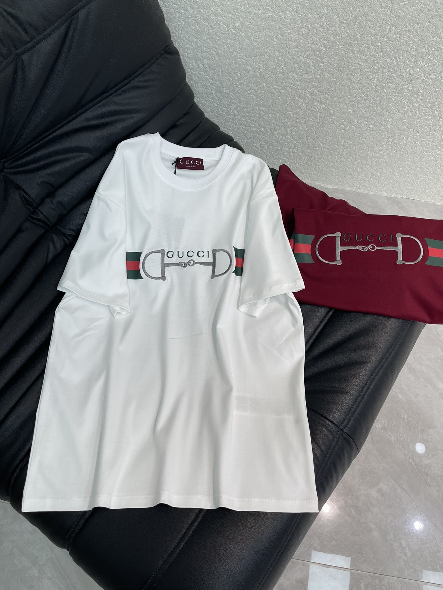 NO:629812,Gucc*26 early spring new style short-sleeved T-shirt with contrasting embroidered letters on the web. New Year of the Horse New Year series for sale #Customized YB native cotton material, breathable and comfortable, full of texture, loose short-sleeved T-shirt cut, made of heavyweight pure cotton, full of drape, showing a slim and fashionable effect, the chest is decorated with contrasting printed red and green ribbons, and an embroidered horsebit in the center  The letter logo decoration reflects the founding origin of Gucc equestrian, and also has the Chinese New Year connotation. The style is instantly improved, and the sense of fashion and high-end is immediately apparent. It creates a personalized style, fashionable and relaxed, and looks stylish when worn alone. SML,, gucci, T-shirt, tees, t-shirt, alexander  wang19860909Gucc*26早春新款织带撞色刺绣字母短袖T恤.马年贺岁系列全新发售#定制YB原生全棉材质,透气舒适,质感十足,宽松短袖T恤裁剪,采用克重纯棉制成,垂坠感十足,呈现显瘦时尚穿搭效果,胸前饰以印花红绿织带撞色处理,居中刺绣马衔扣字母徽标装饰,体现Gucc马术创始起源,同时兼具中国马年新年贺岁蕴意,格调瞬间提升,时尚高级感立现,打造个性风格,时髦松弛,单穿内搭都出彩时髦.SML,,gucci,T-shirt,tees，t-shirt,alexander wang,Women's clothing