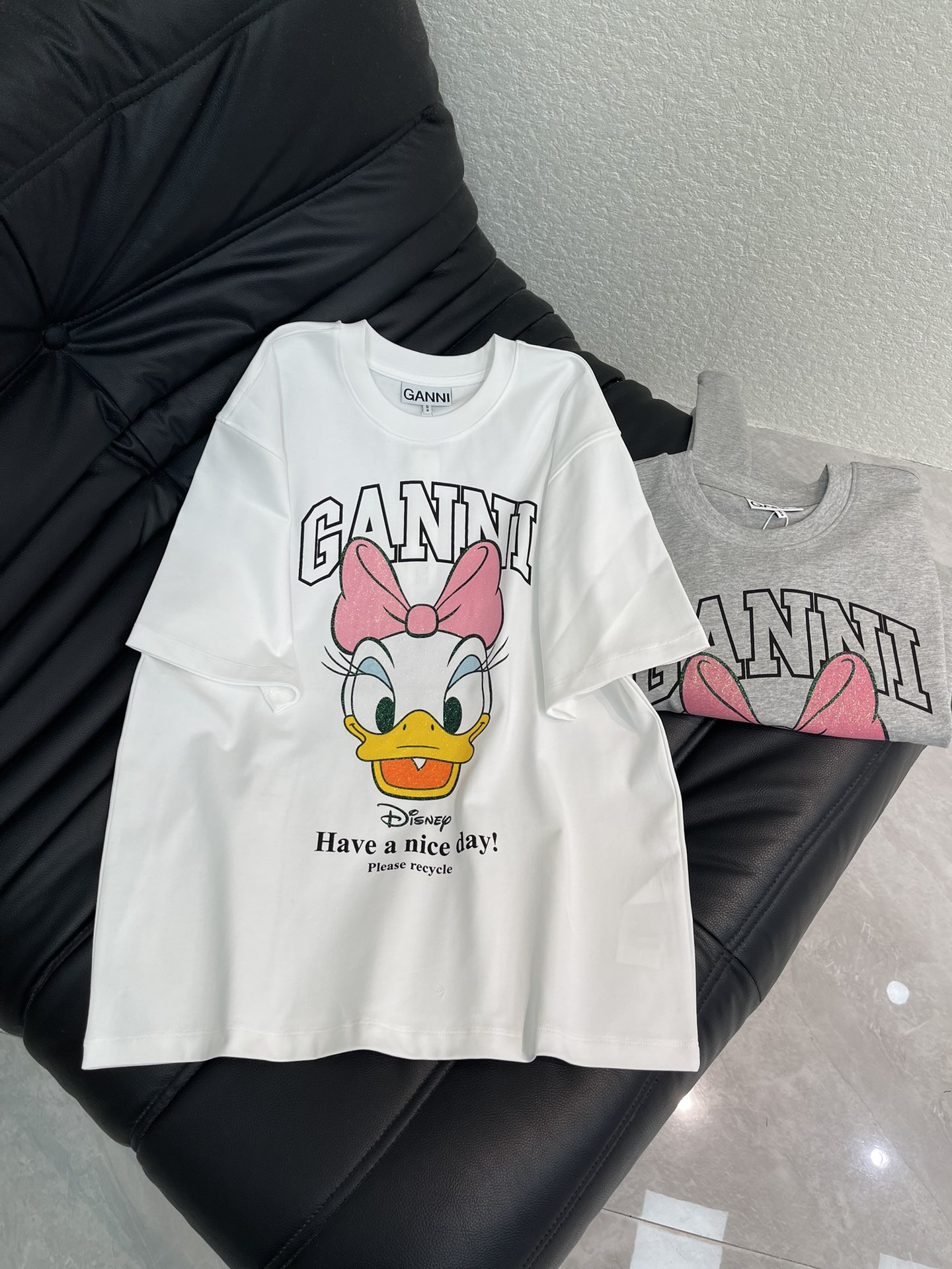 NO:629828,Gann*26 new early spring round neck printed Disney short-sleeved T-shirt. Customized YB native cotton material, breathable and comfortable, full of texture, loose silhouette short-sleeved T-shirt cut to highlight the brand style, made of heavyweight pure cotton, full of drape, showing a slim and fashionable look  Wearing effect, printing technology is used on the chest to outline the letter logo of Disney Donald Duck's Girlfriend Daisy, which strengthens the brand identity, instantly shows the sense of fashion and high-end, and creates a personalized style. It is fashionable and relaxed, and the classic black and gray color options are available. It is stylish when worn alone. SML  A,,T-shirt,tees,t-shirt,alexander wang19860909Gann*26早春新款圆领印花迪士尼短袖T恤.定制YB原生全棉材质,透气舒适,质感十足,宽松廓形短袖T恤裁剪,凸显品牌格调,采用克重纯棉制成,垂坠感十足,呈现显瘦时尚穿搭效果,胸前利用印花工艺,勾勒出迪士尼唐老鸭女友黛丝图案字母徽标,加强品牌标识度,时尚高级感立现,打造个性风格,时髦松弛,经典黑灰配色可选,单穿内搭都出彩时髦.SML A,,T-shirt,tees，t-shirt,alexander wang,Women's clothing