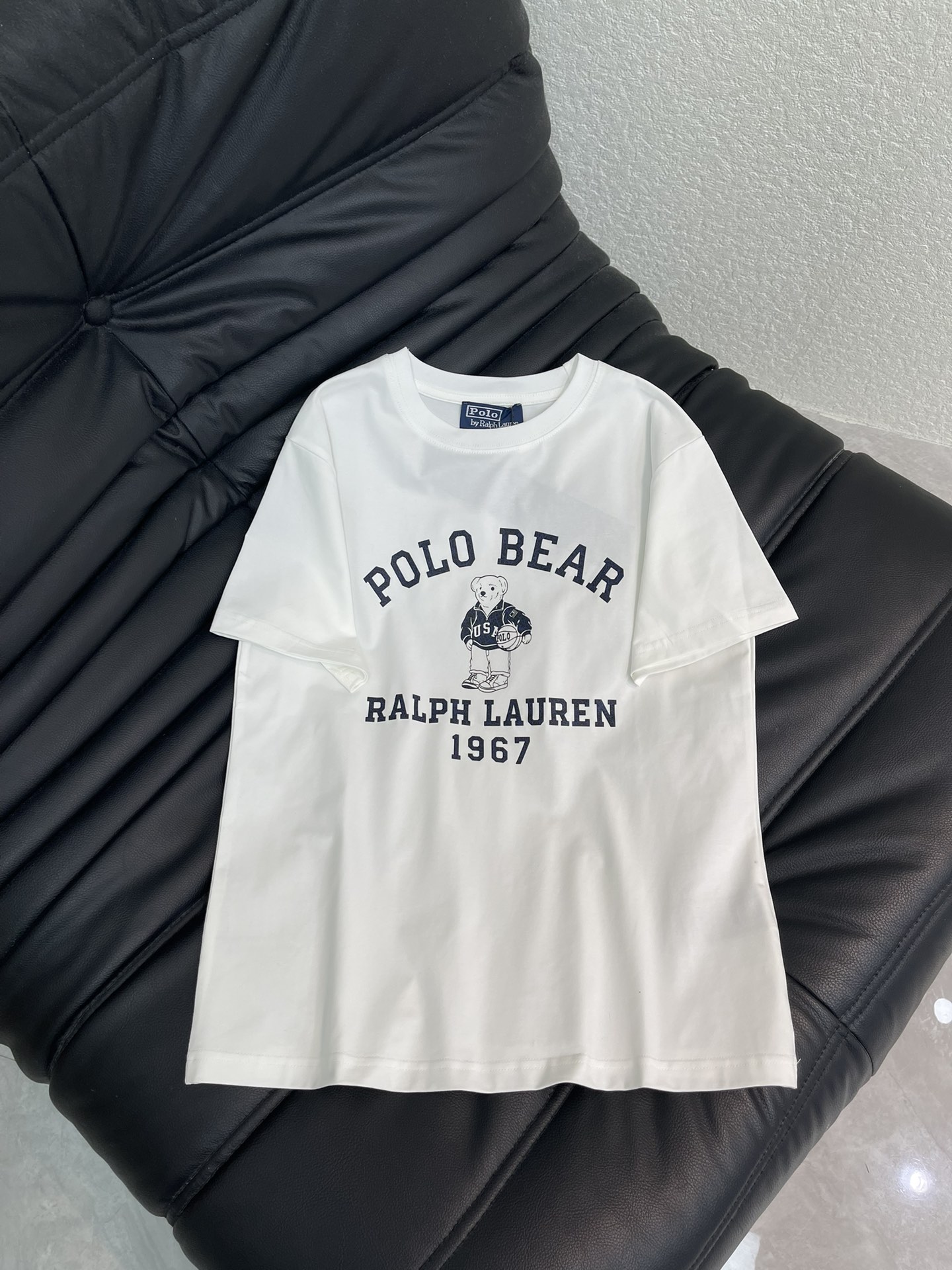 NO:649718,Ralph Laure*Raff polo bear printed letter short-sleeved T-shirt. Made of pure cotton. The fabric is soft and comfortable. Bear printed letter technology. Straight version. The upper body is slim. High version. S-XL,,loro piana,T-shirt,tees,t-shirt,alexander wang19860909Ralph Laure*拉夫polo小熊印花字母短袖T恤 采用纯棉材质 面料柔软舒适 小熊印花字母工艺 直筒版型 上身显瘦的 高版本 S-XL,,loro piana,T-shirt,tees，t-shirt,alexander wang,Women's clothing