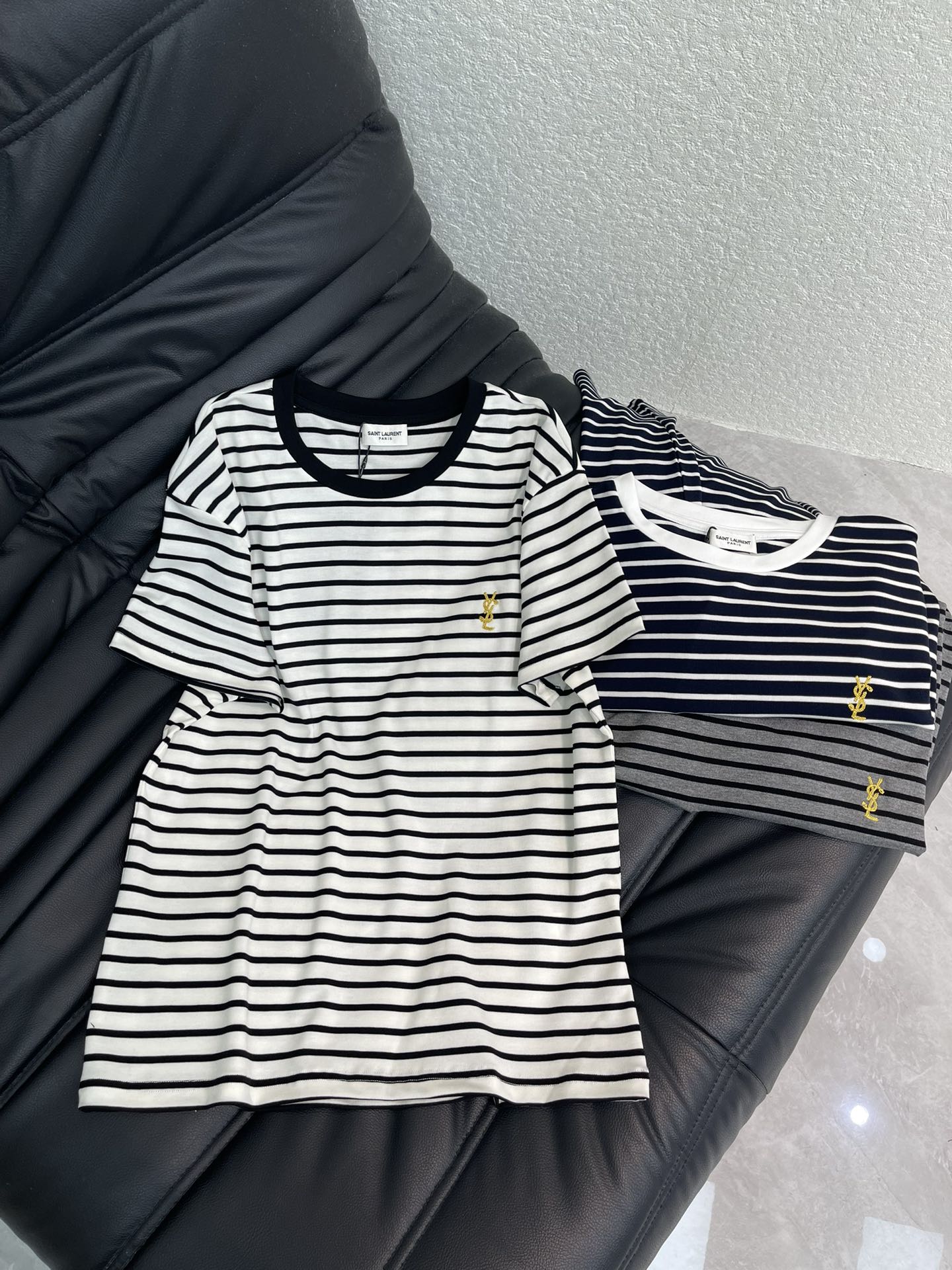 NO:629858,Ysl*26 early spring new style gold embroidered letters striped short-sleeved T-shirt. This is very nice. Slippery fabric material. Gold embroidered letters. Contrast color collar. Striped classic design. Straight version. Can be controlled by any body shape. SML, saint laurent, T-shirt, tees, t-shirt, alexander wang19860909Ysl*26早春新款金绣字母条纹短袖T恤 这款很好看 滑滑面料材质 金绣字母 撞色领口 条纹经典设计 版型直筒 任何身形都能驾驭 SML,,saint laurent,T-shirt,tees，t-shirt,alexander wang,Women's clothing