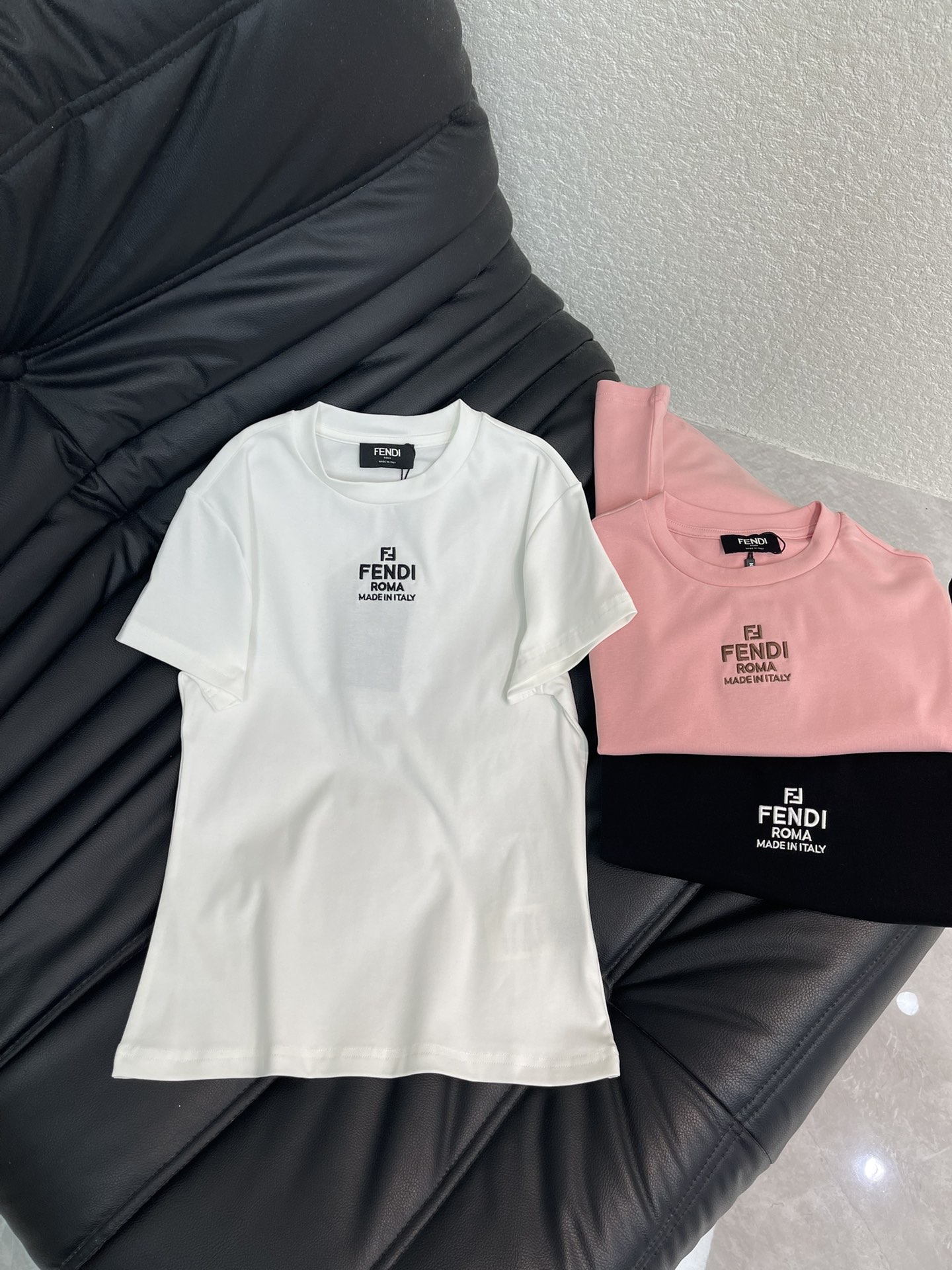 NO:629865,FEND*26 early spring new style embroidered letter slim-fit short-sleeved T-shirt. Made of pure cotton stretch material. Middle letter embroidery process. Details online. Slim fit. Upper body slimmer. High version. SML,,fendi,T-shirt,tees,t-shirt,alexander wang19860909FEND*26早春新款刺绣字母修身短袖T恤 采用纯棉弹力材质 中间字母刺绣工艺 细节在线 修身版型 上身显瘦的 高版本 SML,,fendi,T-shirt,tees，t-shirt,alexander wang,Women's clothing