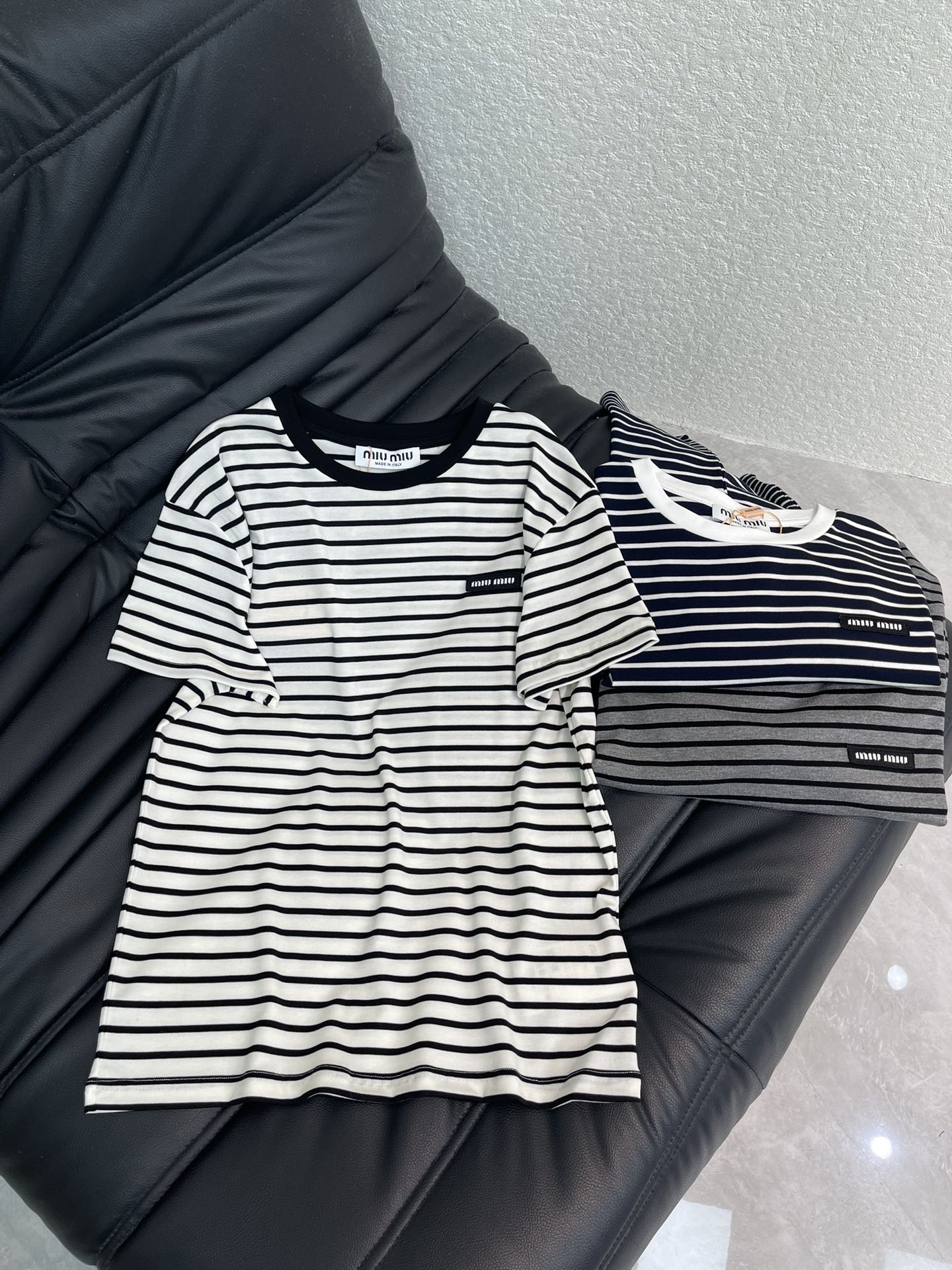 NO:629850,Miumi*26 early spring new label striped short-sleeved T-shirt. This is very good-looking. Slippery fabric material. Small label on the left chest. Contrast color collar. Striped classic design. Straight fit. Can be controlled by any body shape. SML A,,miumiu,T-shirt,tees,t-shirt,alexander wang19860909Miumi*26早春新款标签条纹短袖T恤 这款很好看 滑滑面料材质 左胸小标签 撞色领口 条纹经典设计 版型直筒 任何身形都能驾驭 SML A,,miumiu,T-shirt,tees，t-shirt,alexander wang,Women's clothing