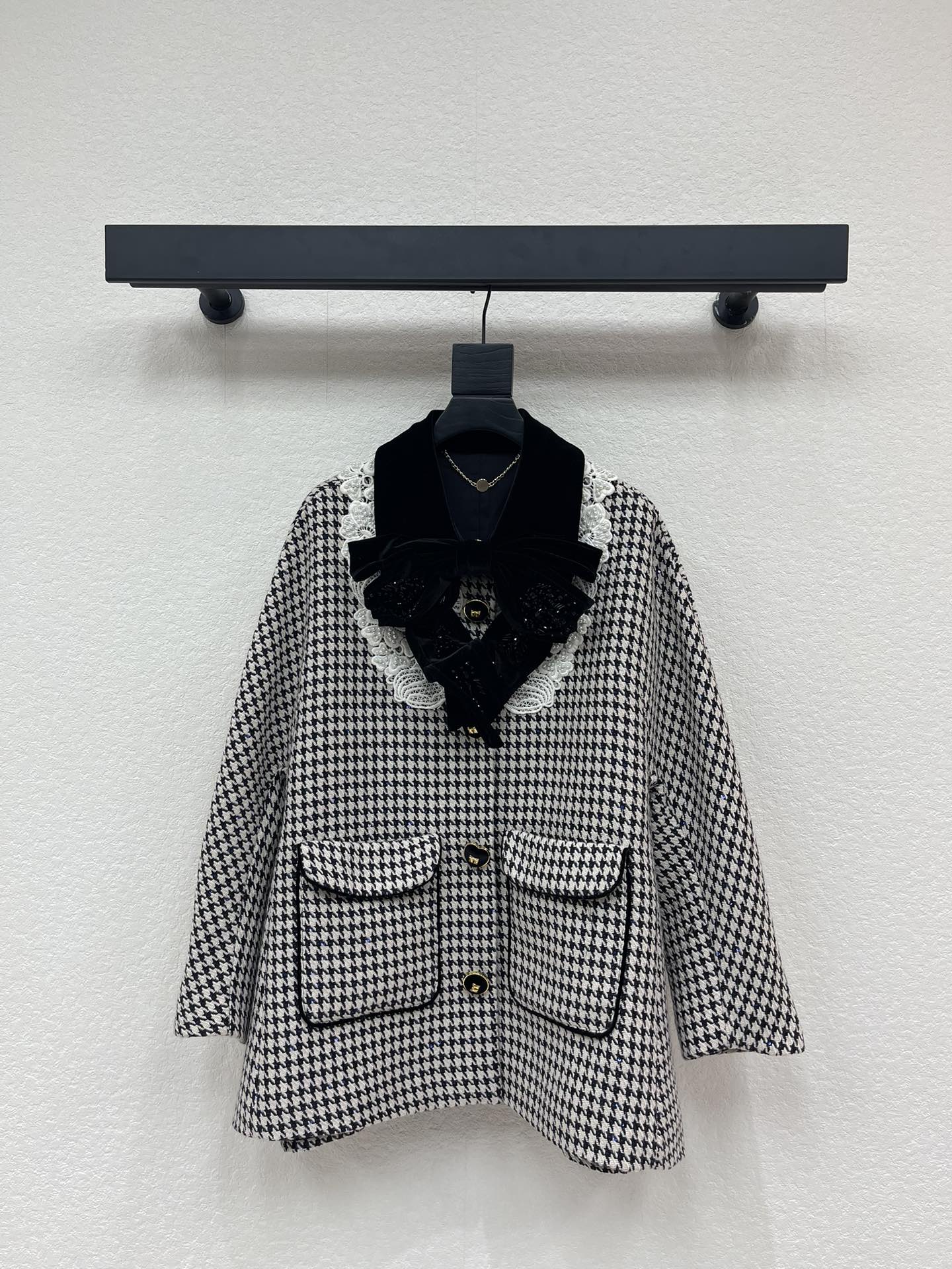 NO:649756,z480Lefam*25 New Autumn and Winter Retro Houndstooth Doll Style Double Pocket Coat. Lace splicing + velvet bow are sweet and rustic. Just the right level of sophistication. Customized fabric texture is amazing. The silhouette has a lazy and high-end feel. The big bow on the neckline is simply the finishing touch. Super age-reducing Korean style. SML,,jackets & coats,alexander wang19860909z480Lefam*25秋冬新品复古千鸟格娃娃款双口袋大衣外套 蕾丝拼接+丝绒蝴蝶结又甜又飒 恰到好处的精致 定制面料质感超赞 廓形自带慵懒高级感 领口大蝴蝶结简直是点睛之笔 超减龄的韩系千金风 SML,,jackets & coats,alexander wang,Women's clothing